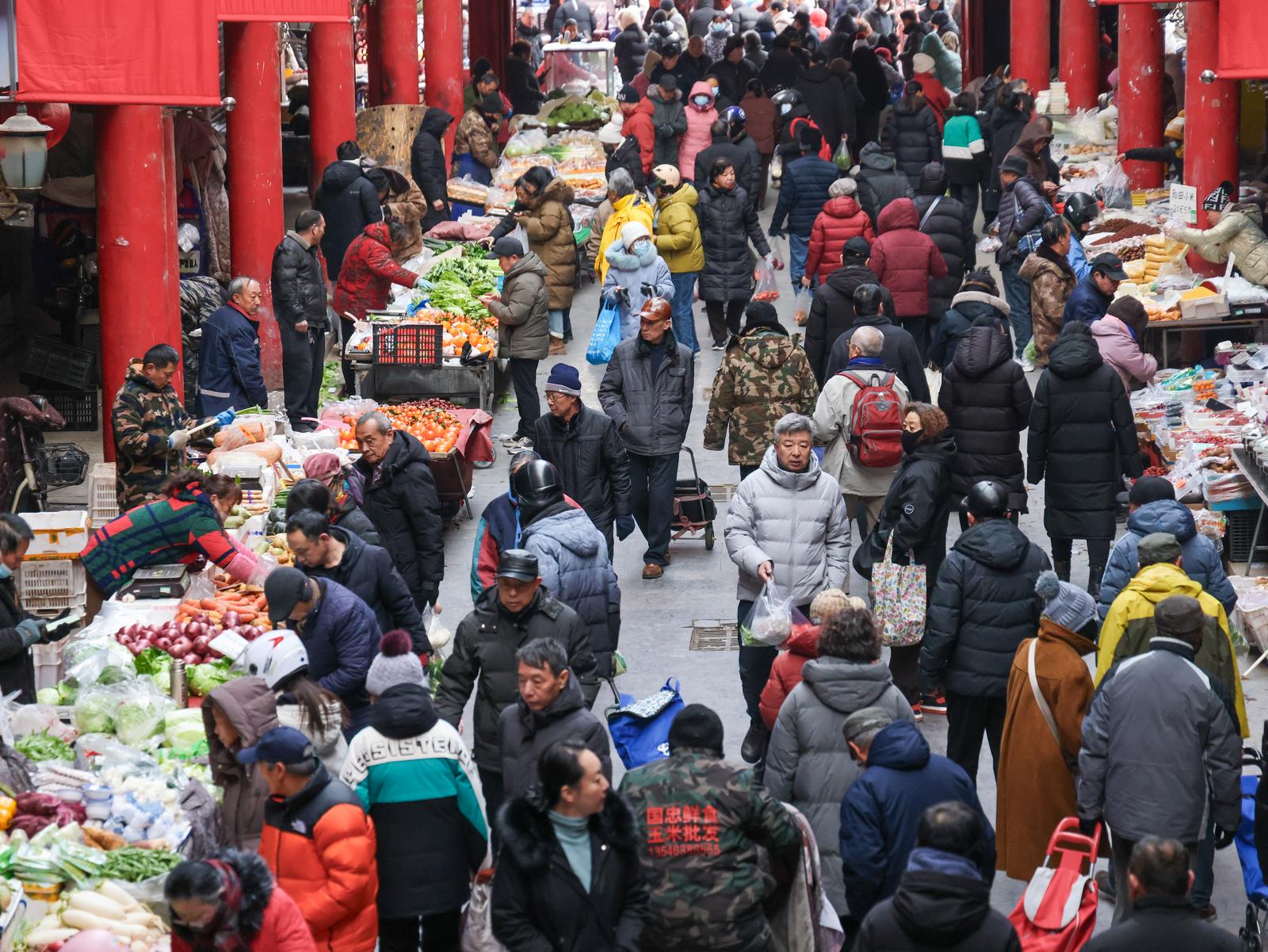 2月9日,太原市开化寺早市人群熙攘,市井烟火气藏着最浓的年味。严长江 摄