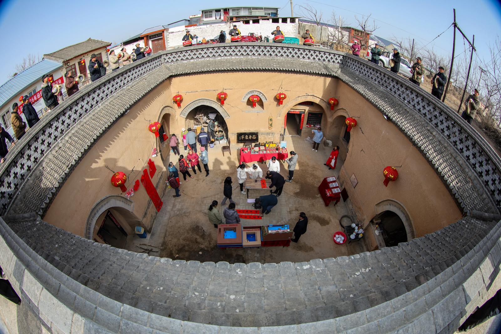 2月10日,运城市平陆县杜马乡东坪头村一处地窨院内,张灯结彩、年味浓郁。 刘文礼 摄