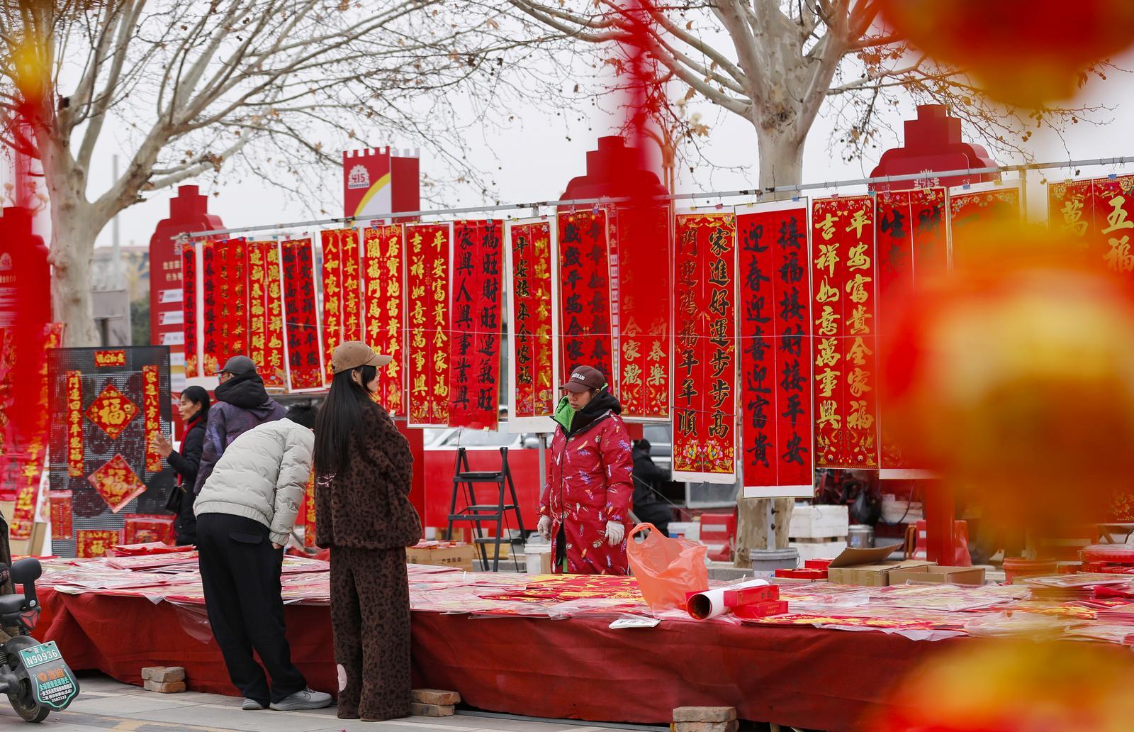 临汾市襄汾县迎新饰品进入购销旺季,年货市场年味渐浓。 李现俊 摄