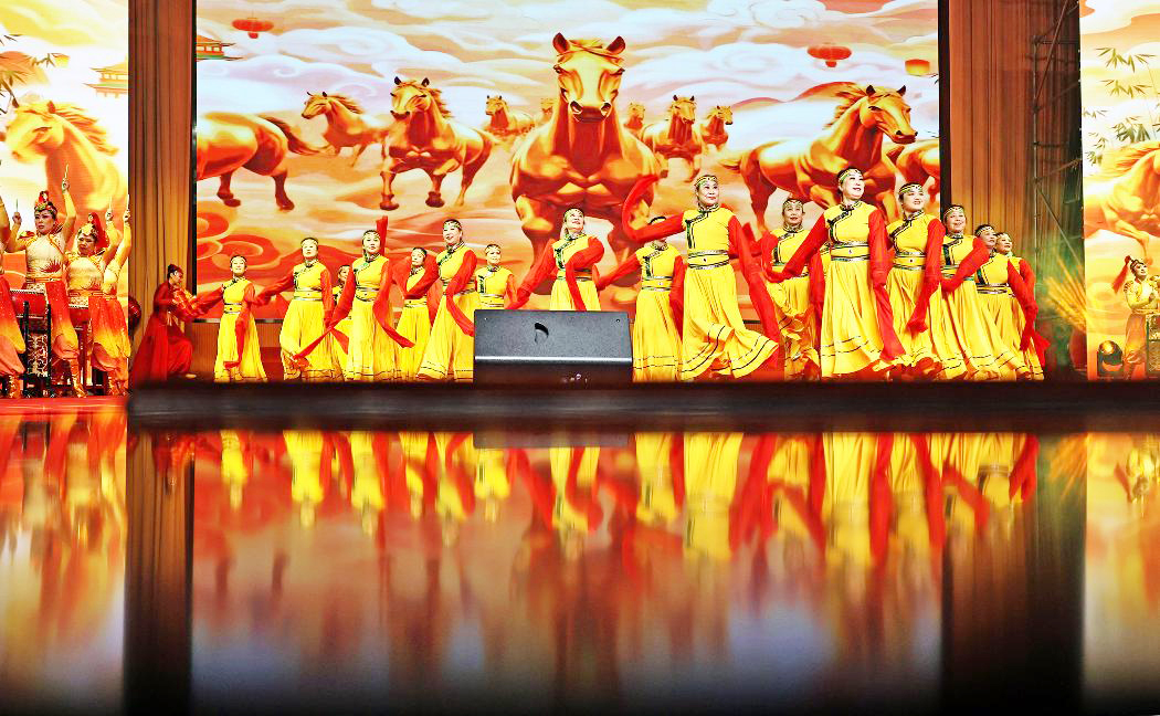 2月12日,运城市新绛县“骏马迎春福满绛州”2026绛州古城中国年群众文化春节联欢晚会举行。 高新生 摄