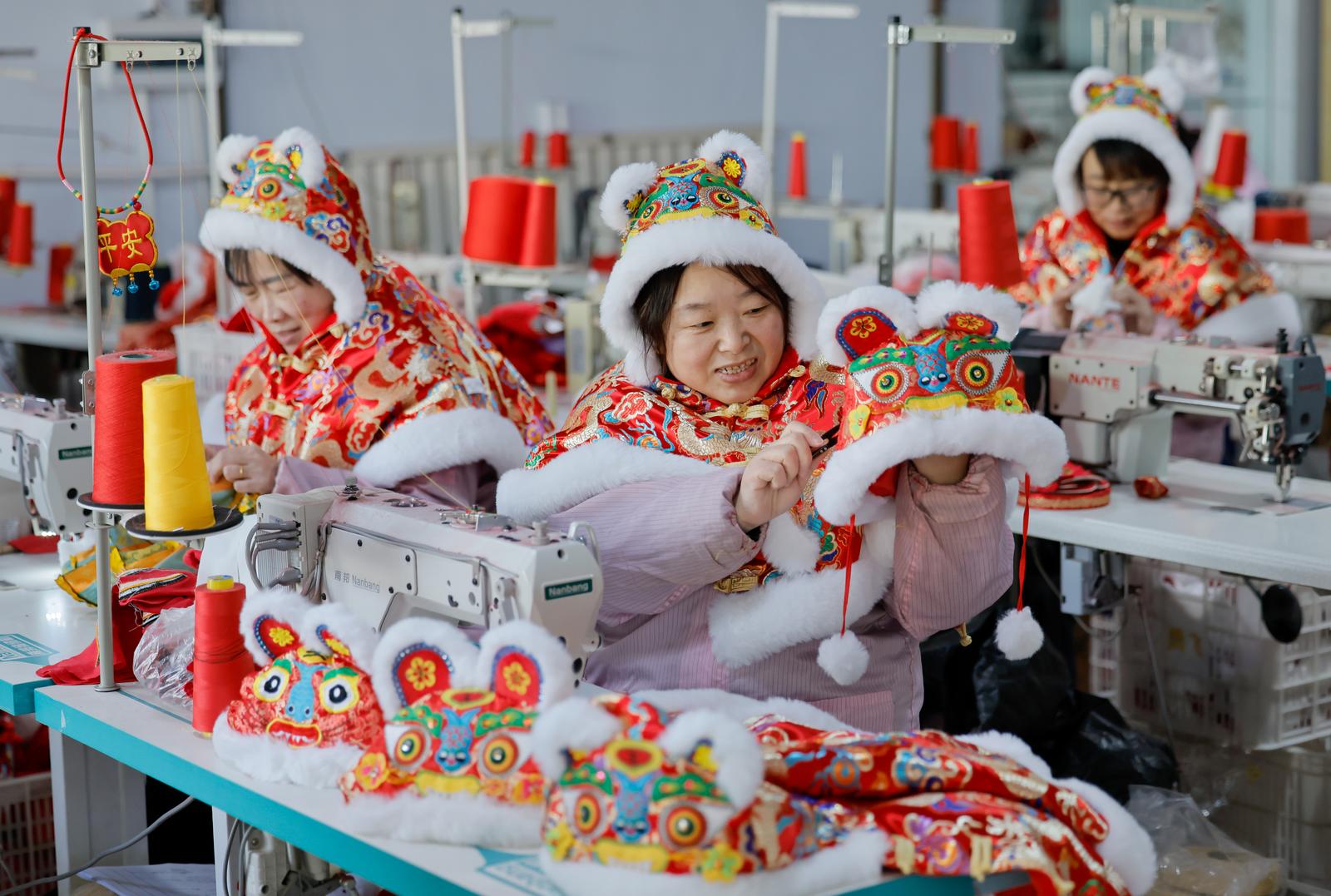 临近春节,运城市手工制品企业员工赶制民俗产品。 闫鑫 摄