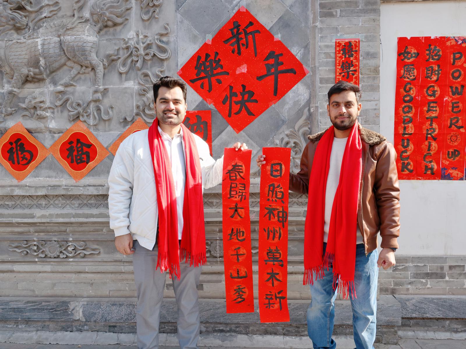 2月11日,在忻州古城,外籍友人手写春联,体验中国文化。 卫波 摄