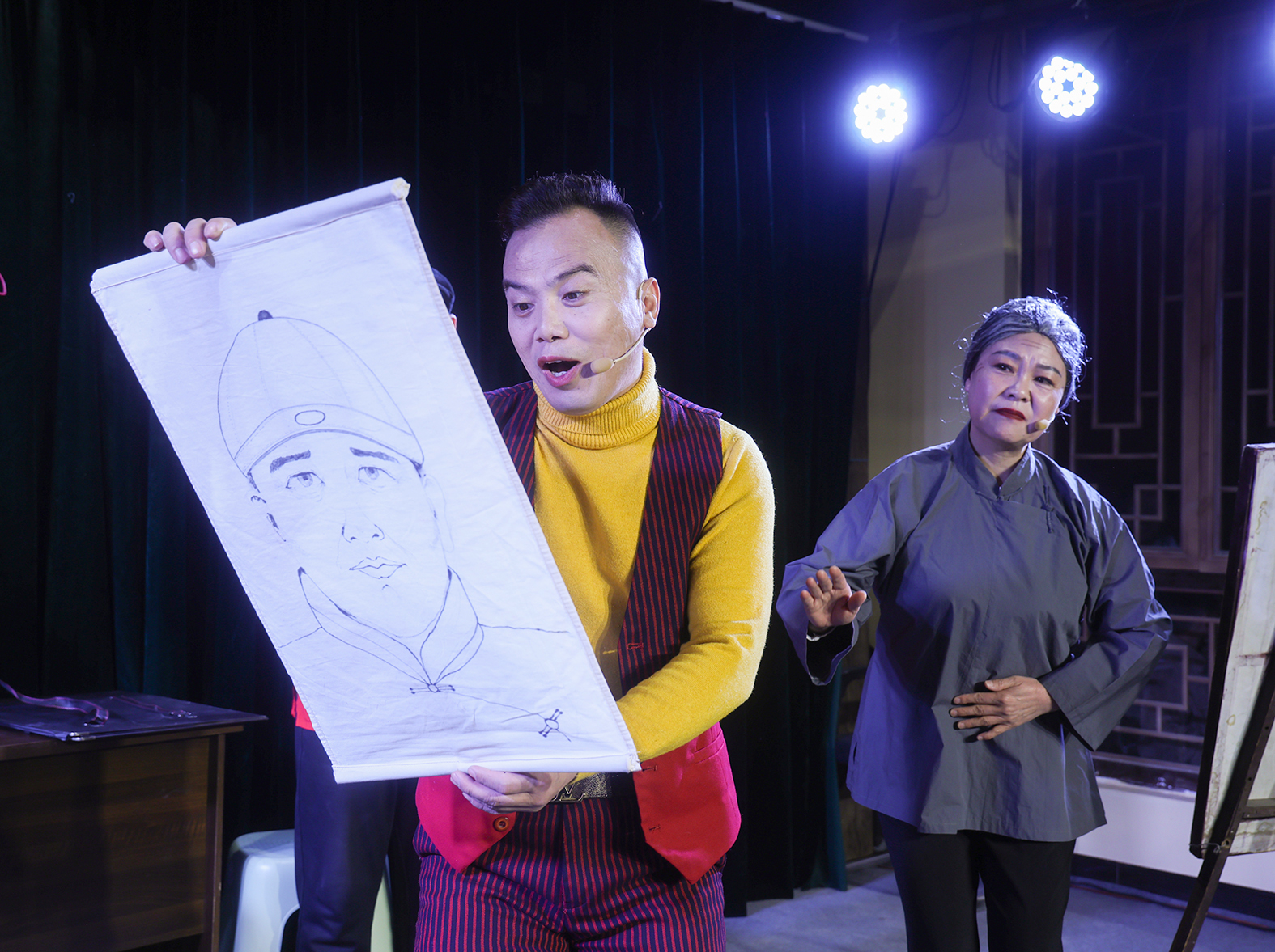 2月13日,市民在万荣县锦里古街小剧场观看由国家级非遗万荣笑话编排的的蒲剧小戏《照儿画父》。李克荣 摄