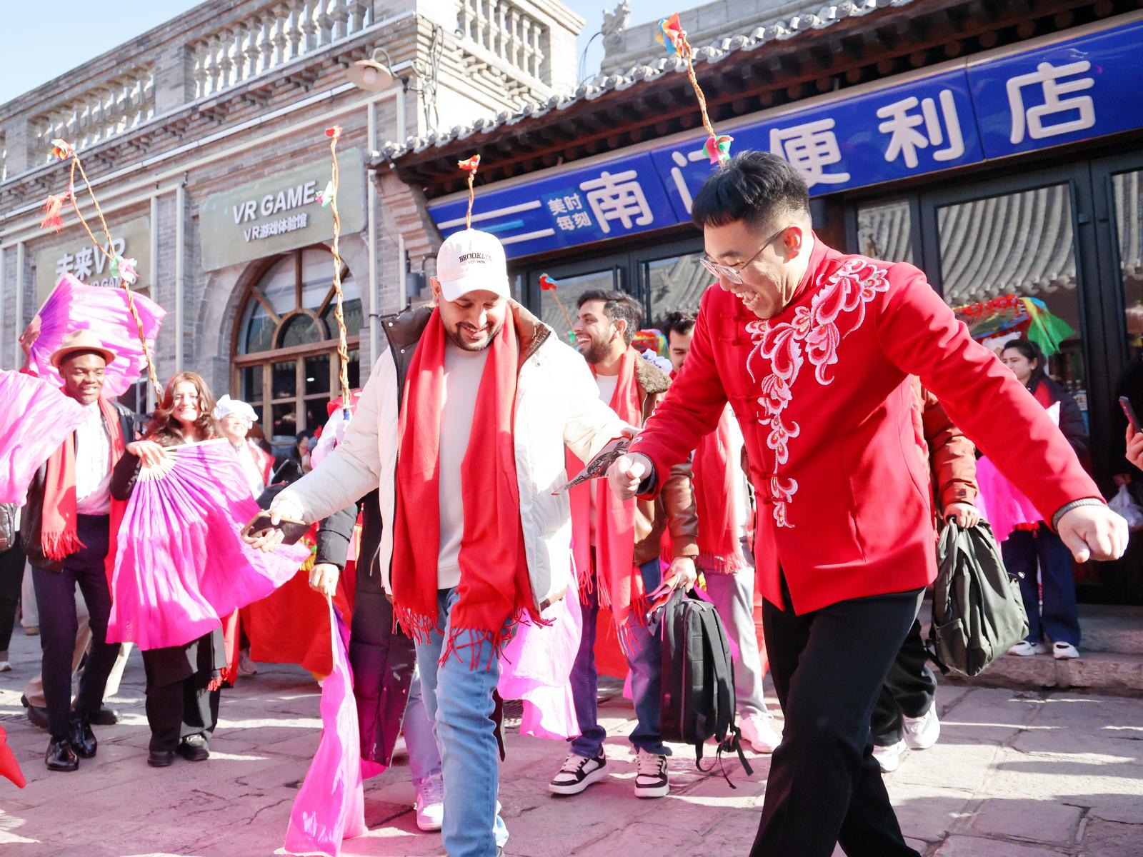 2月11日,在忻州古城,中外友人一起载歌载舞。严长江摄