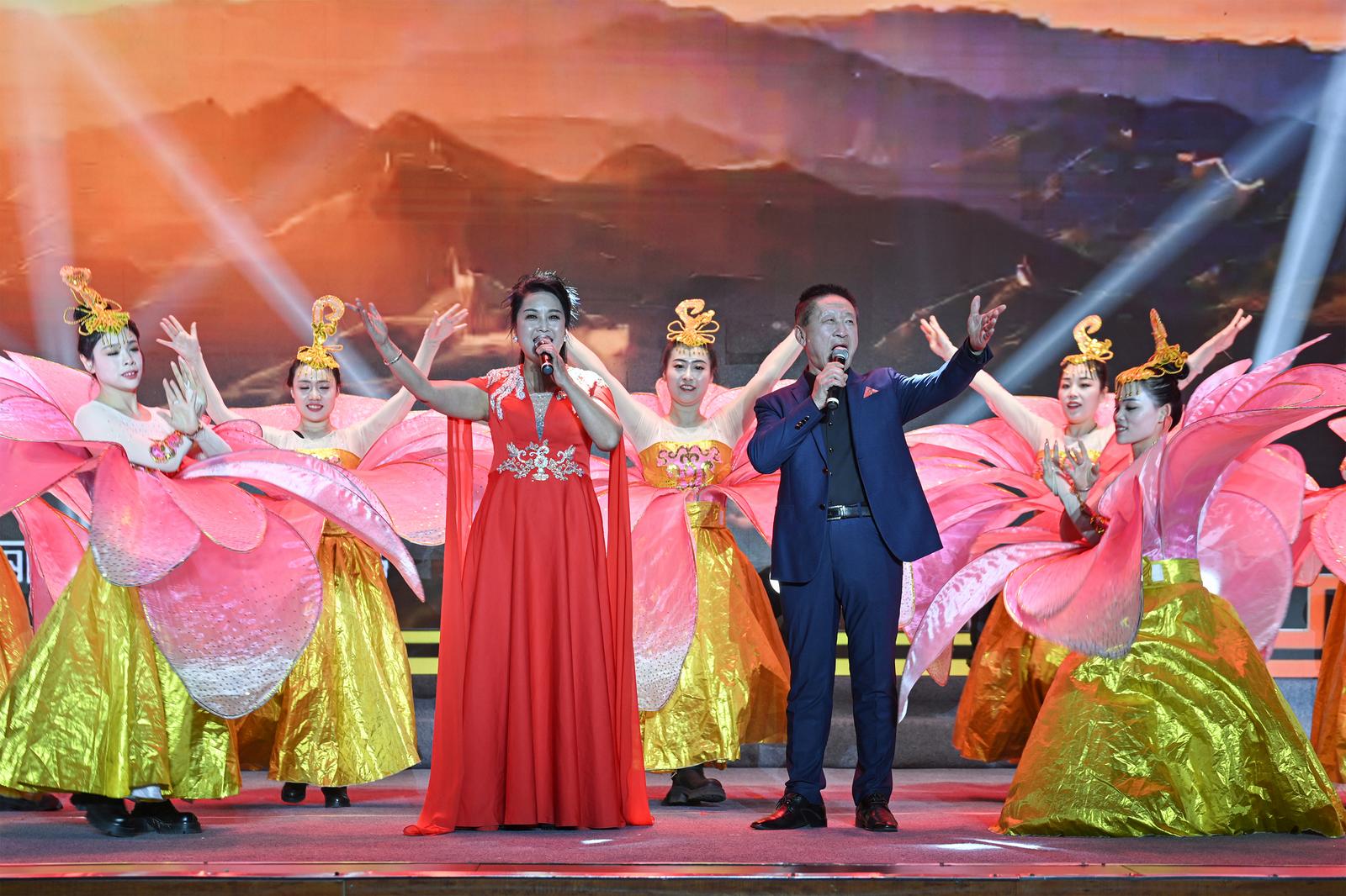 2月10日,“百花迎新春 文艺绽芳华”寿阳县文学艺术界2026年迎新春大联欢举行,载歌载舞喜迎马年新春。原海春摄