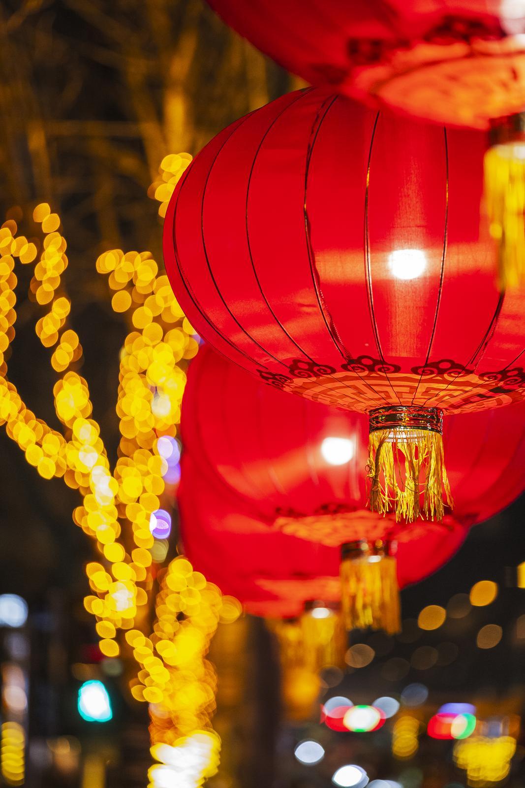 临近春节,太原街头灯笼高挂。 张计双 摄