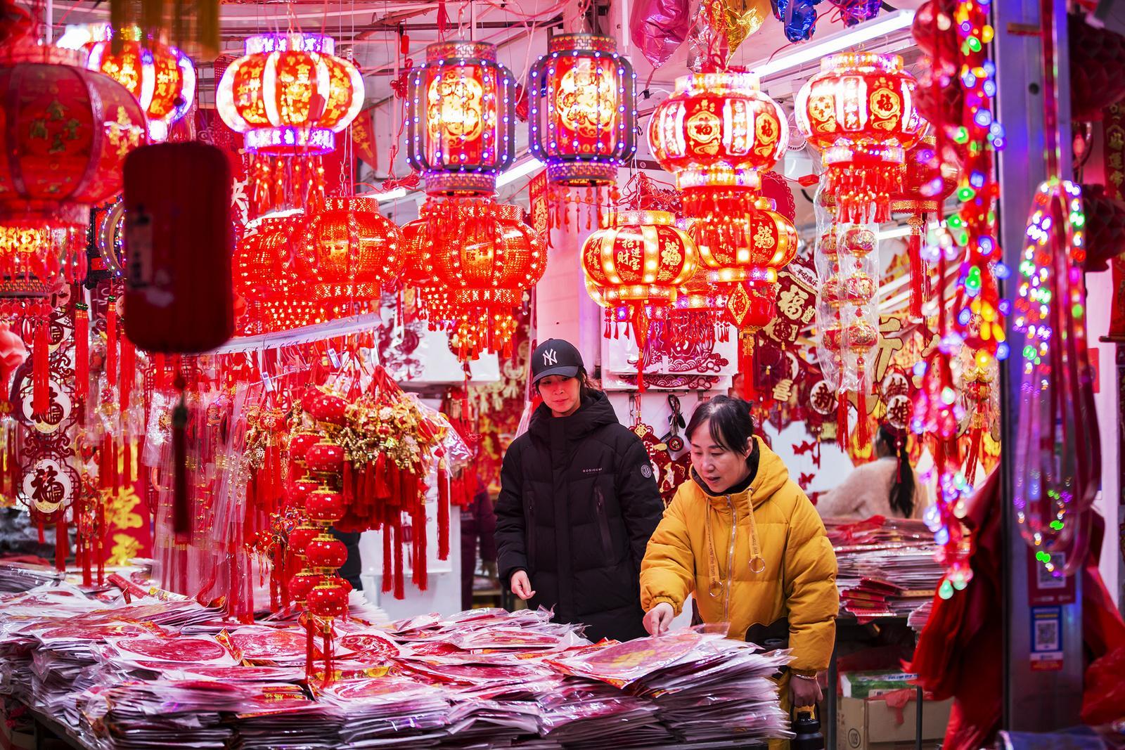 1月27日,太原市朝阳街商品批发市场,市民精心挑选新春挂件。 张计双 摄