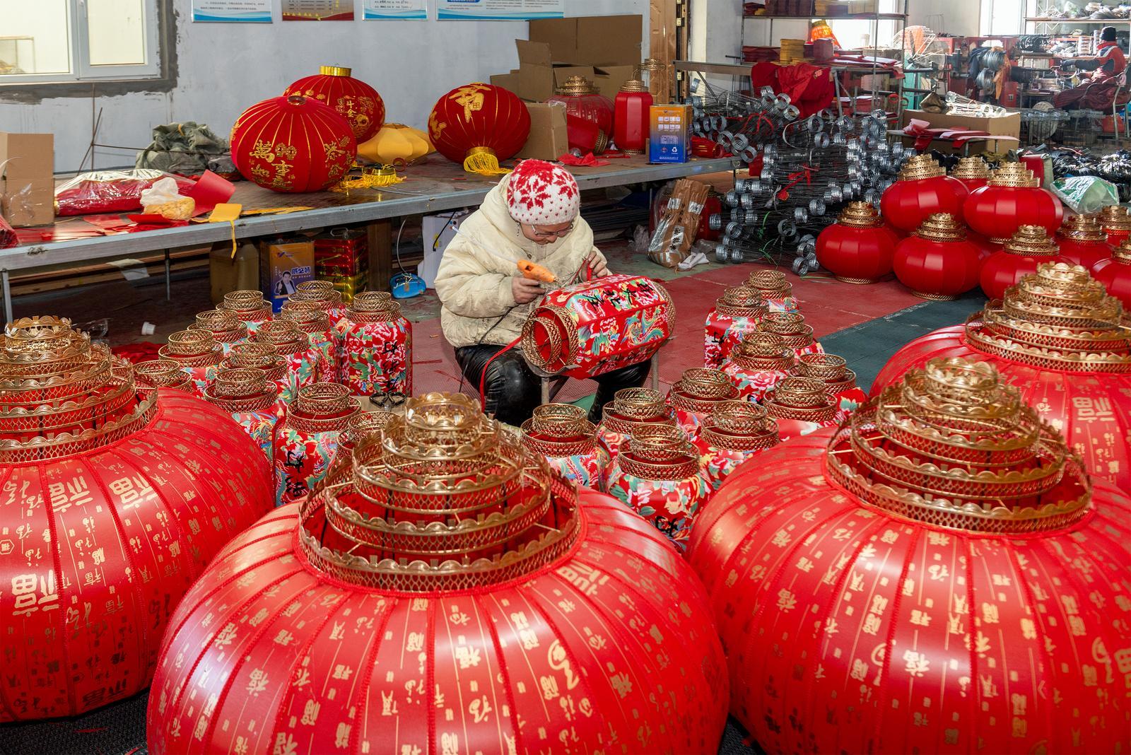 临近春节,晋城市丰西村村民赶制灯笼。 刘云峰 摄