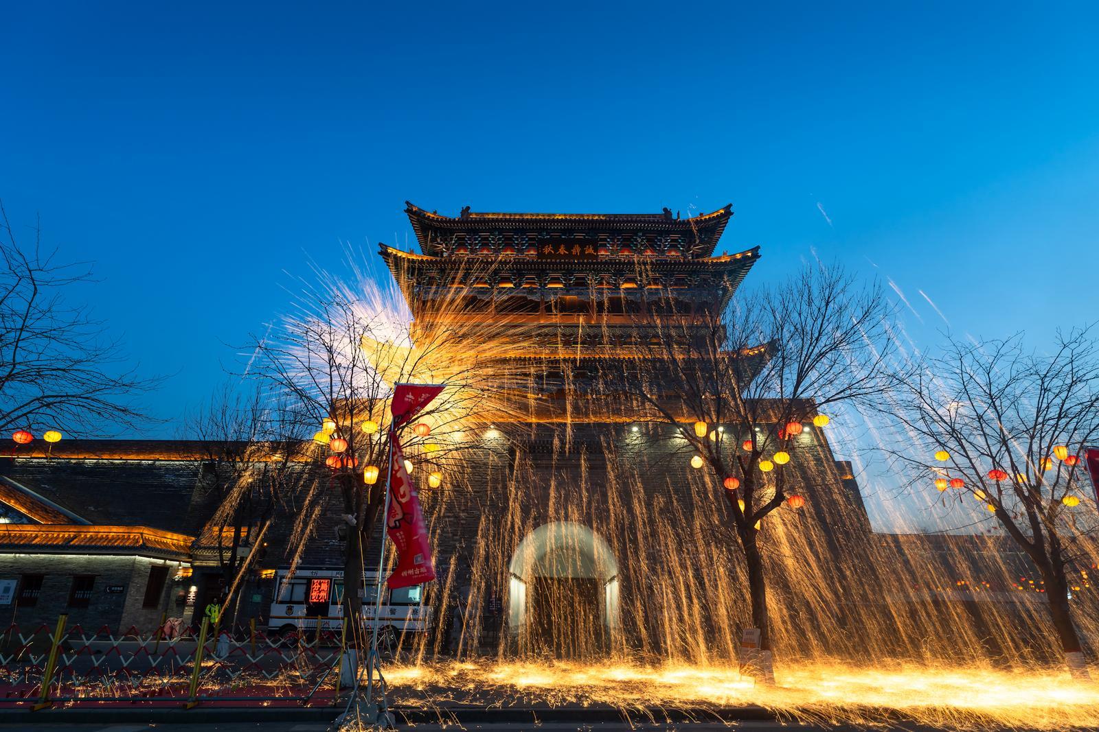 2月8日,忻州古城夜幕降临,打铁花的璀璨划破夜空。 贾拴旺 摄