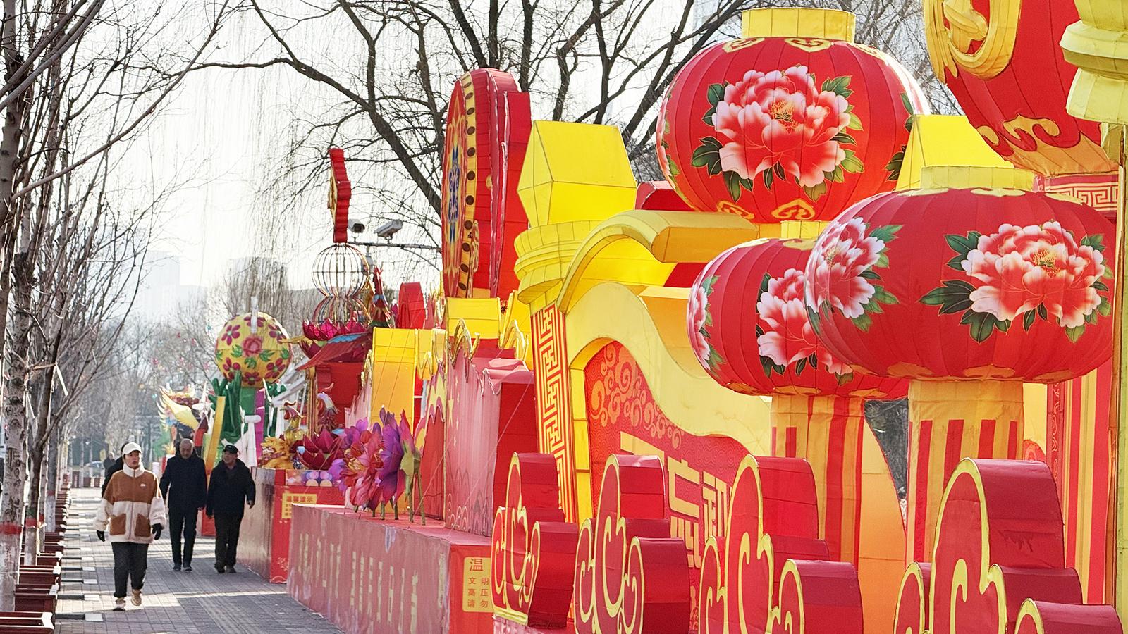 2月13日,太原市迎泽大街泽峰园迎春灯展上各式彩灯造型别致,营造出喜庆祥和的新春氛围。李兆民 摄