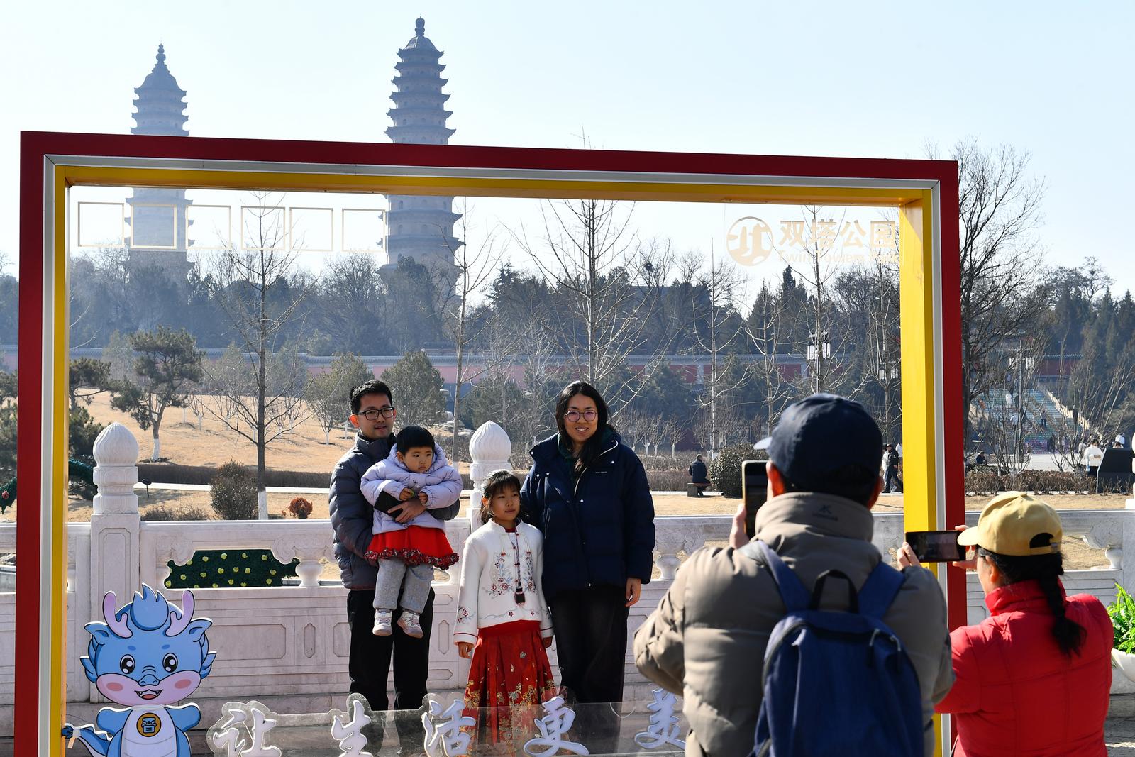 2月17日,市民在太原市双塔公园打卡游园。高万军 摄