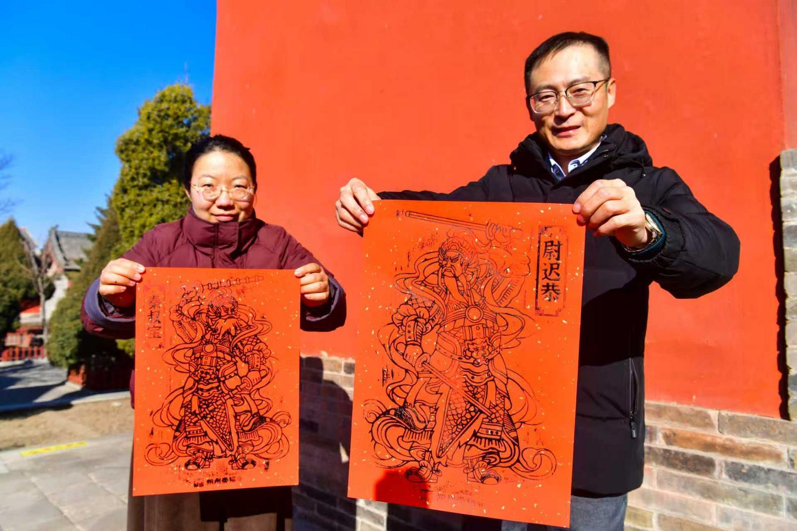 2月17日,游客在朔州市崇福寺体验丙午马年新春的喜悦。李小龙 摄