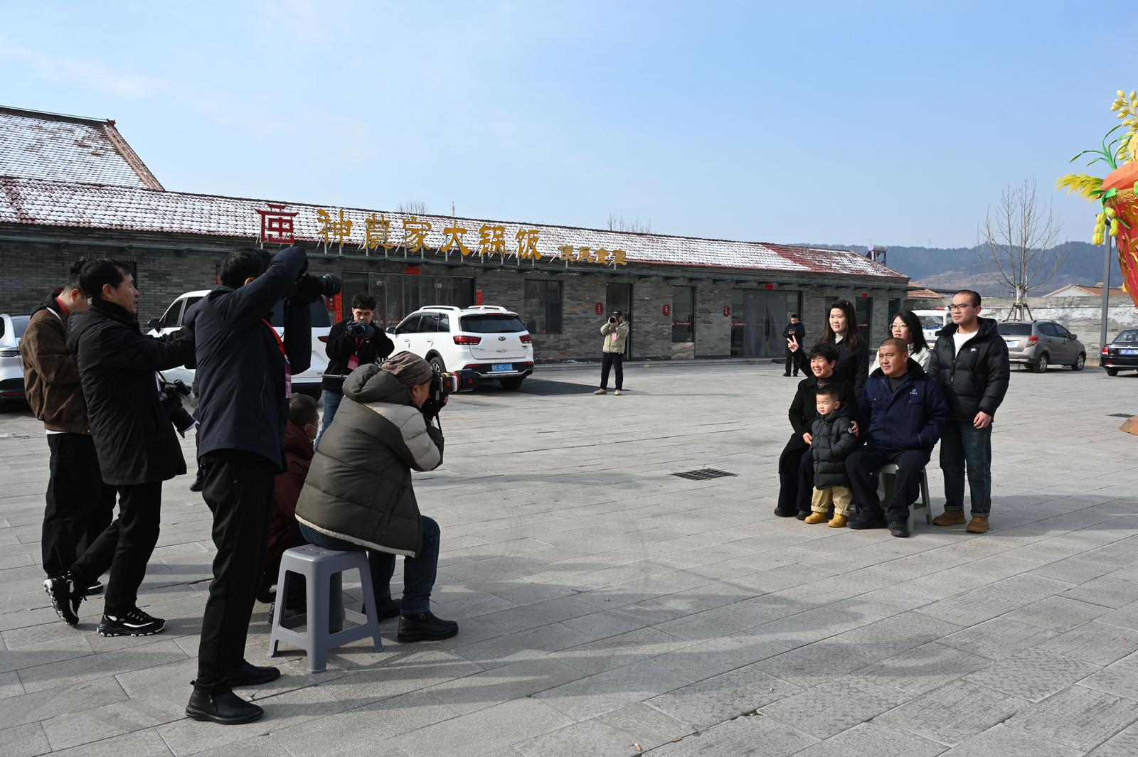 2月17日,高平市摄影家协会会员来到中庙村为乡亲们义务拍摄全家福。焦海峰 摄