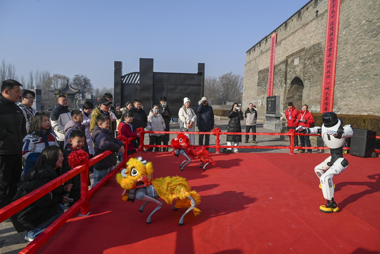 2月17日,平遥古城机器人表演送祝福。梁生仁 摄