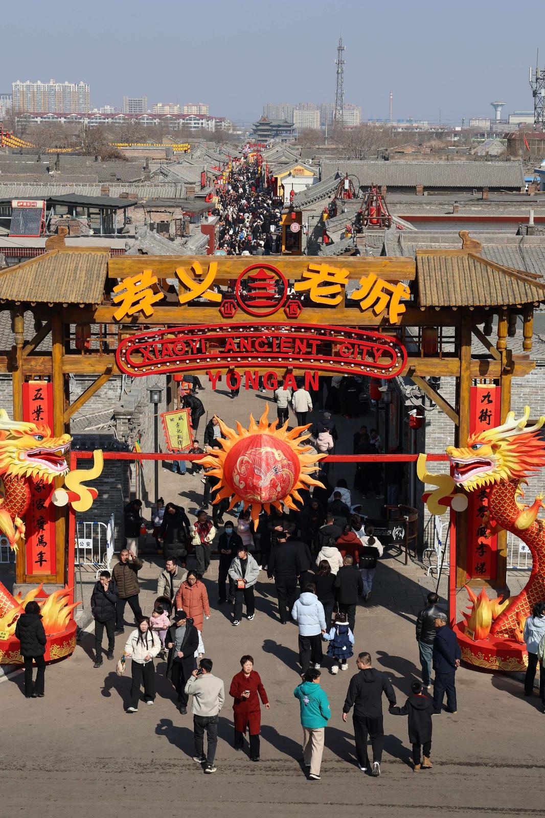 2月17日,孝义老城游客如织。蒋建林 摄