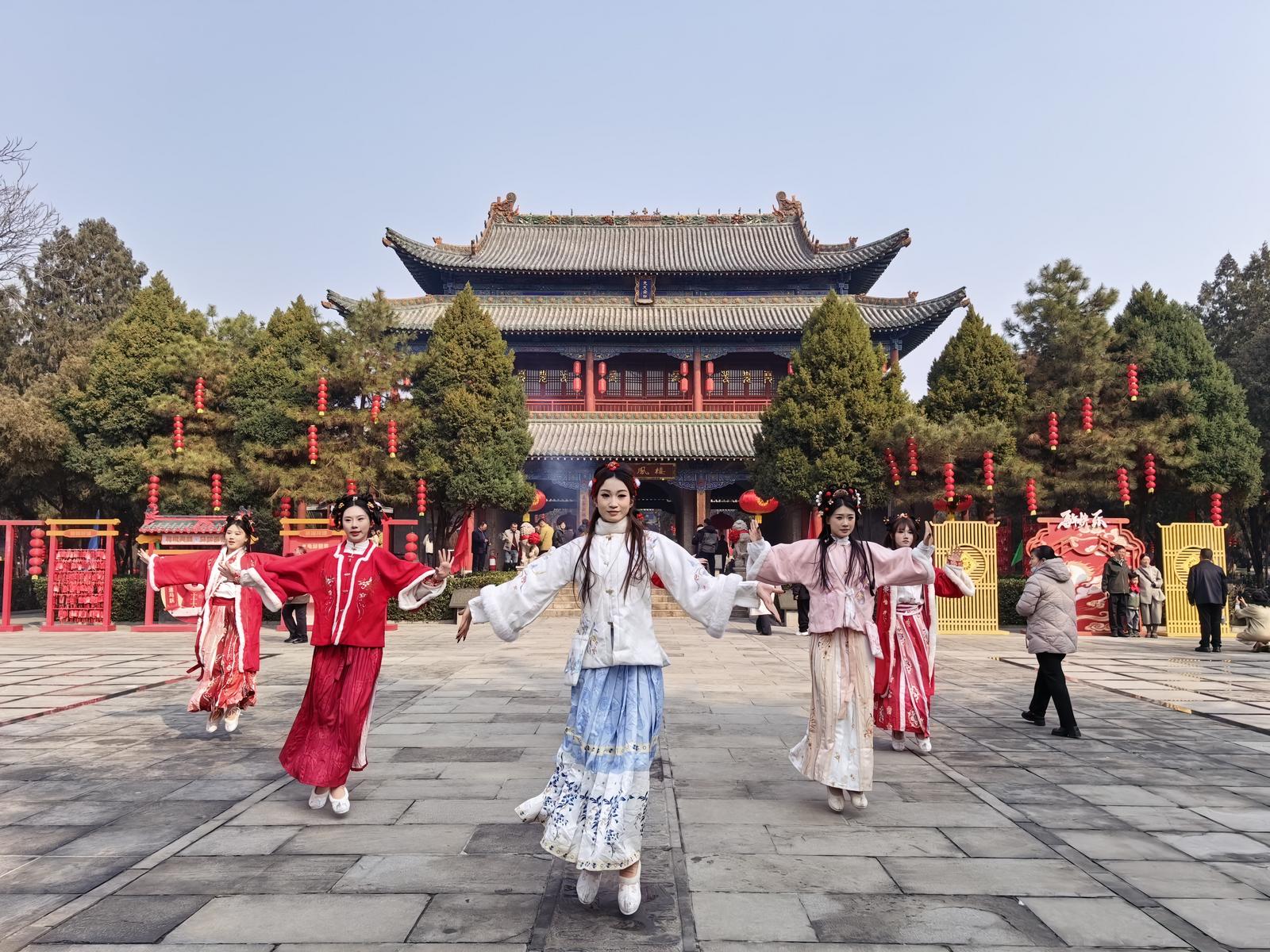 2月17日,临汾市尧庙景区热闹非凡。闫锐鹏 摄
