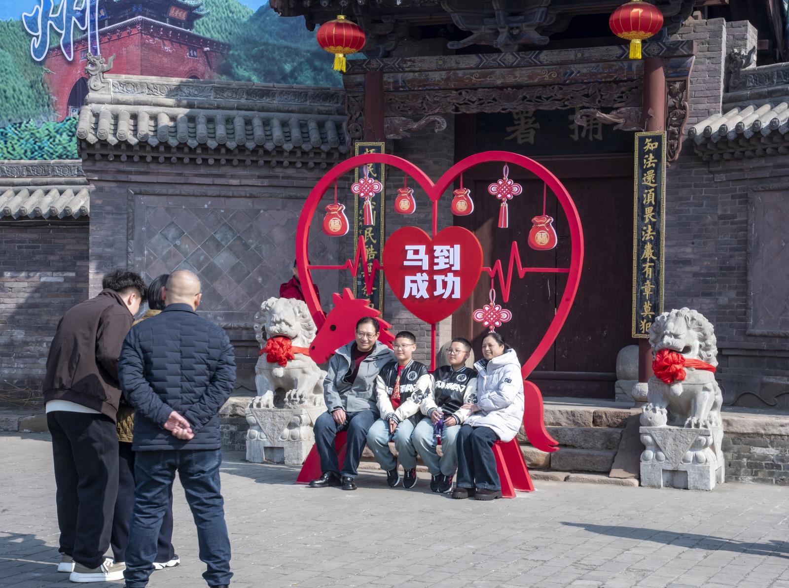 2月17日,霍州市州署大舞台人头攒动,年味浓郁。田红萍 摄