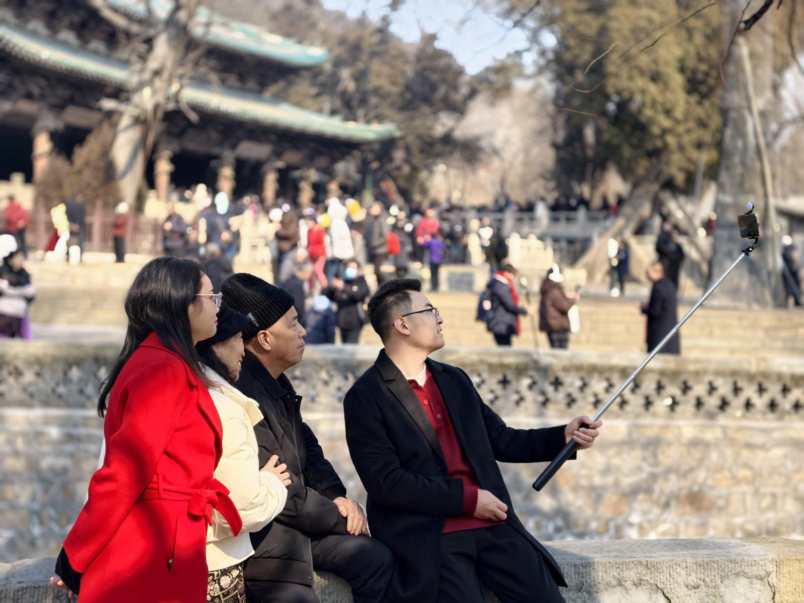 2月17日,游客在太原晋祠景区参观游览。康永峰 摄