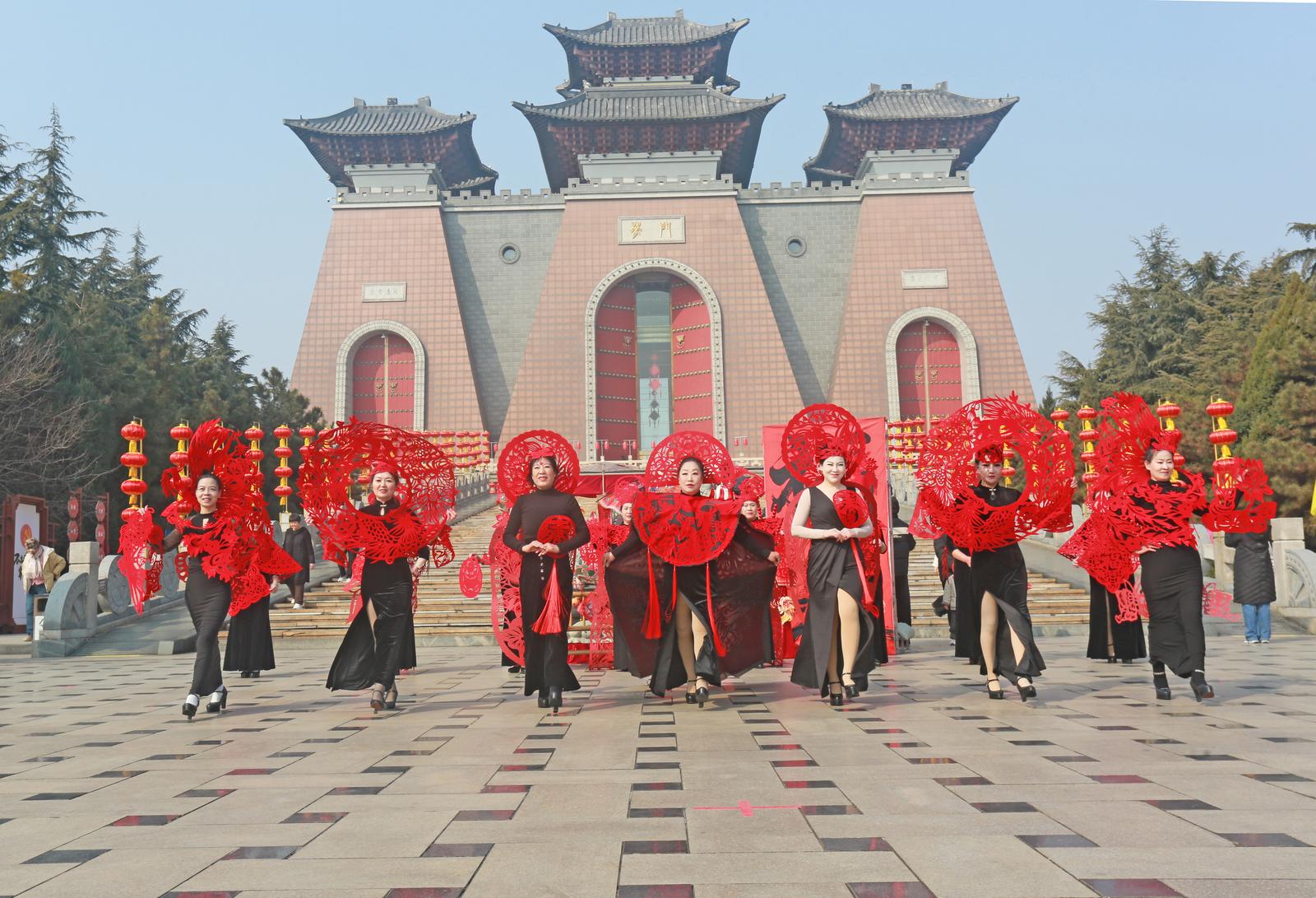 2月17日,临汾华门景区,年俗表演喜迎春节。王辉耀 摄