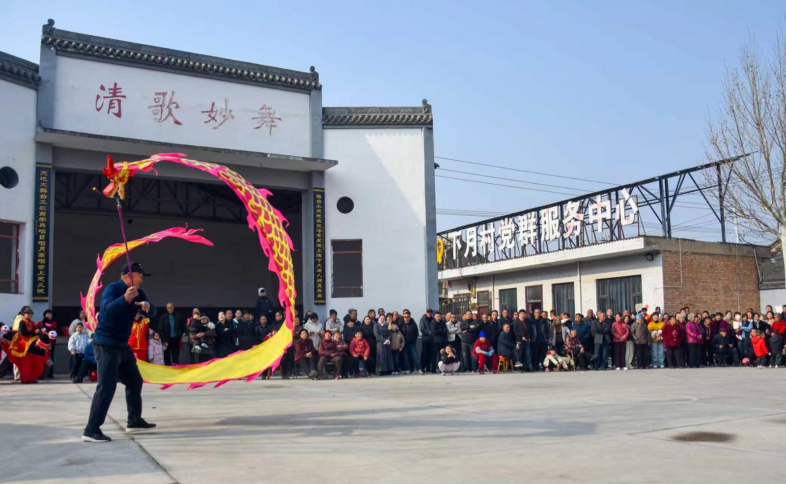 2月17日,运城市盐湖区东郭乡下月村村民进行社火表演。王峰 摄