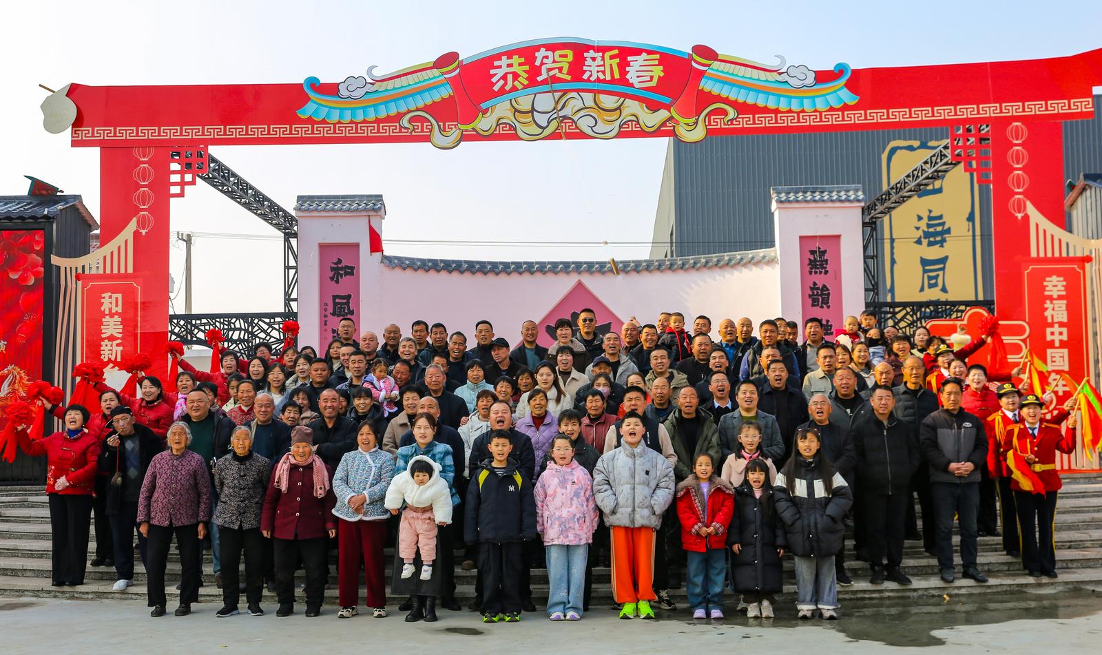 2月17日,运城市夏县瑶峰镇全村在文化广场拍“全村福”合影。张秀峰 摄
