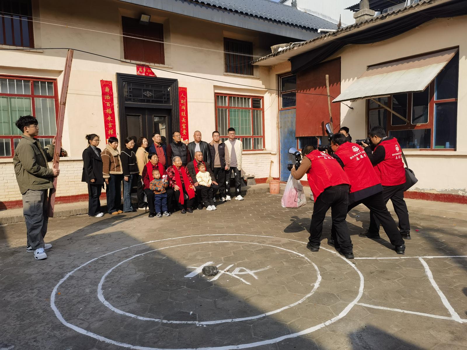 2月17日,稷山县文联组织摄影家协会人员到翟店镇仁和村免费拍全家福。史云平 摄