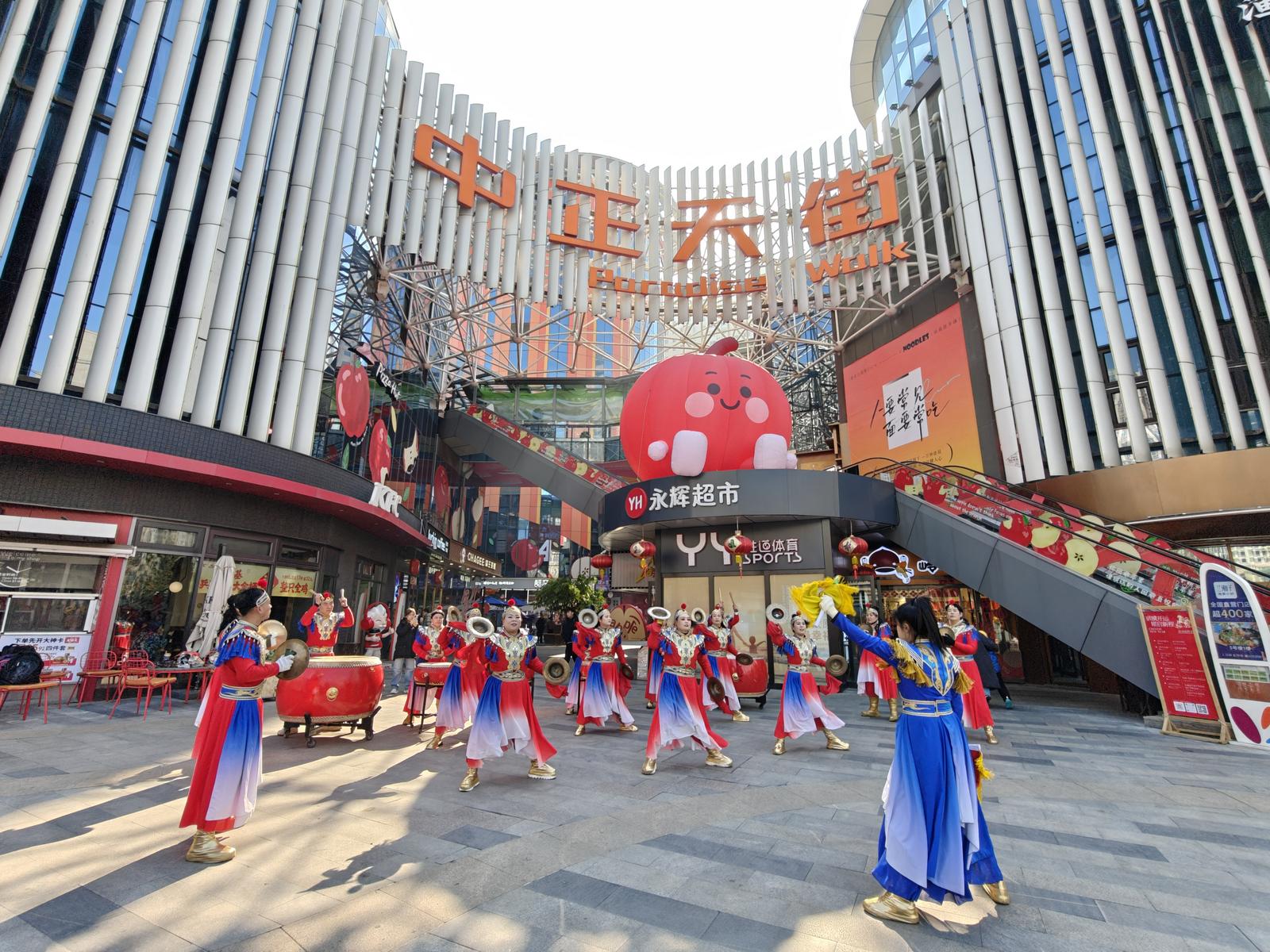 2月17日,太原中正天街热闹非凡。王佳俊 摄