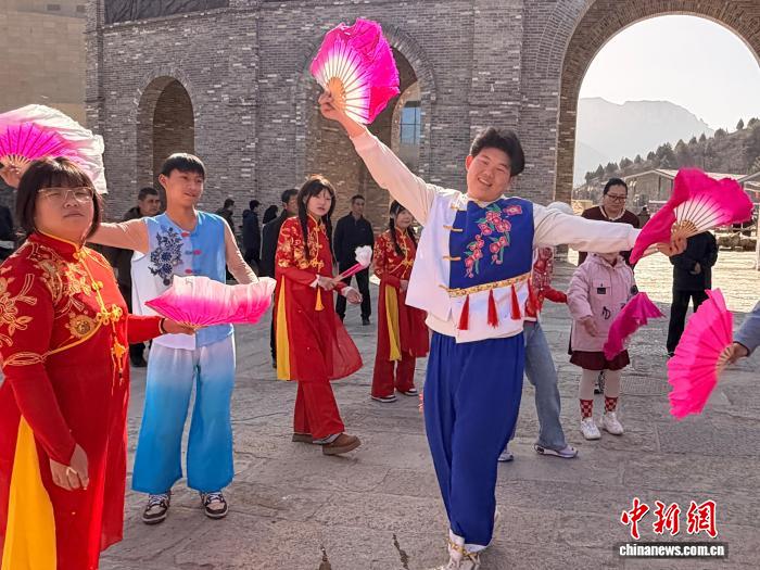 赵志浩的小花戏灵动俏皮。 郝娇 摄