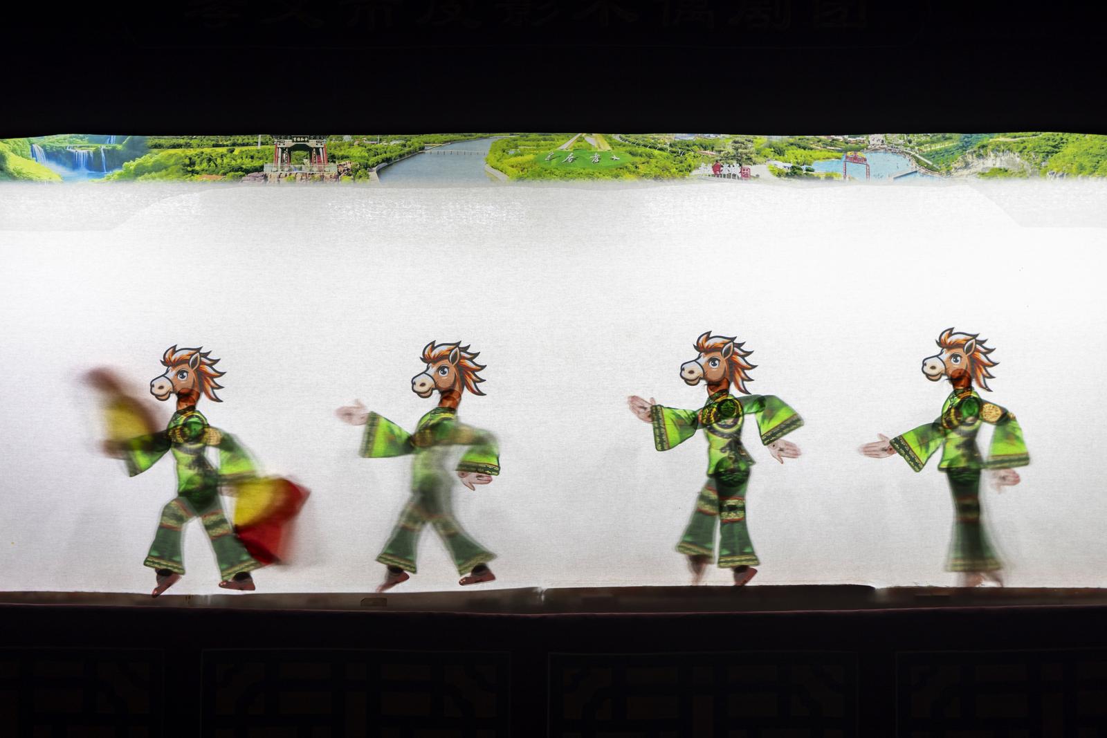 2月19日,在孝义市传媒大厦演播厅,皮影木偶剧团倾情演绎,为市民带来一场浓浓年味与文化底蕴的皮影木偶戏。孙燕 摄