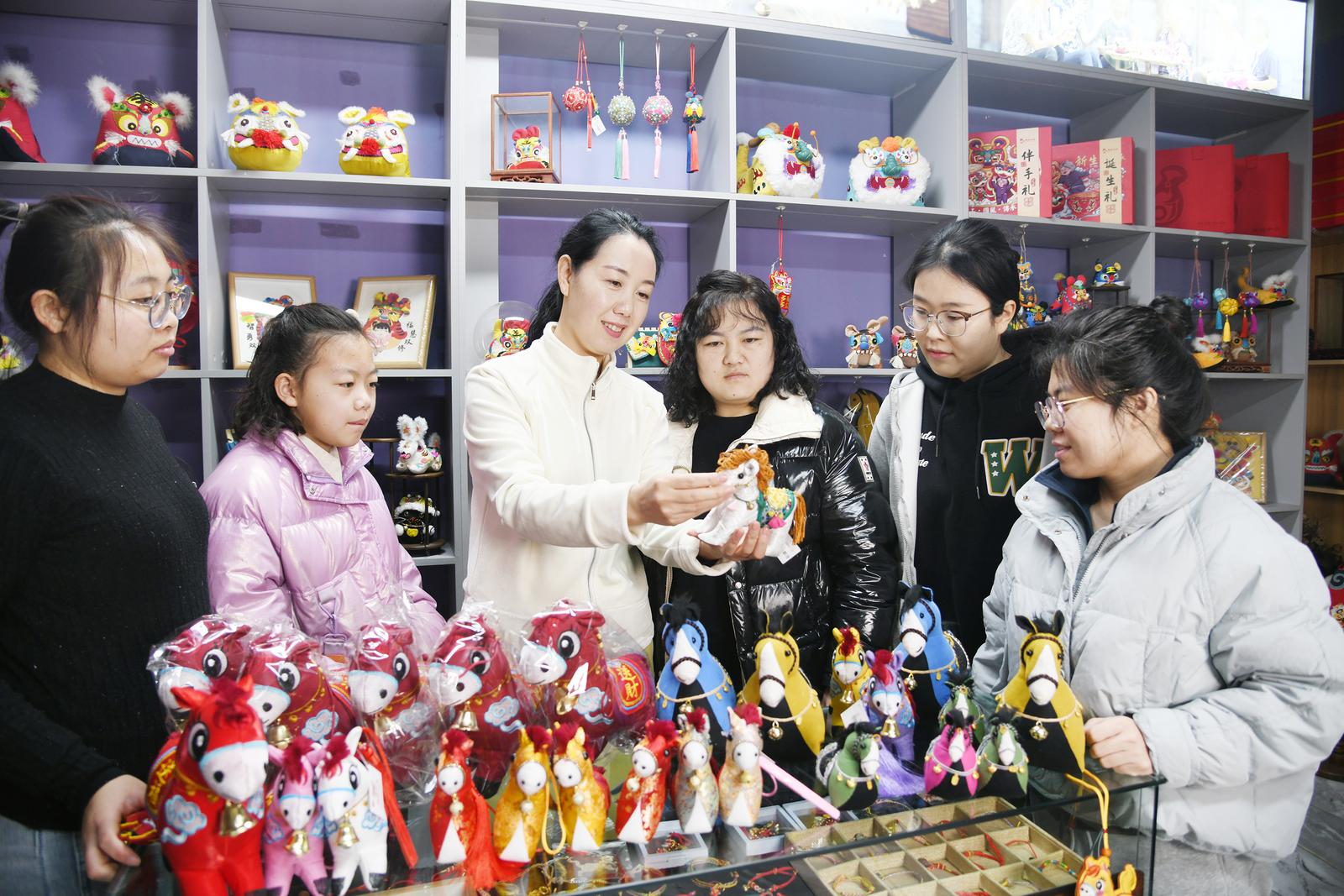 2月20日,在运城市闻喜县涑水小镇省级非遗布艺体验展示店里,琳琅满目的马年布艺文创产品让游客目不暇接。温徐旺 摄