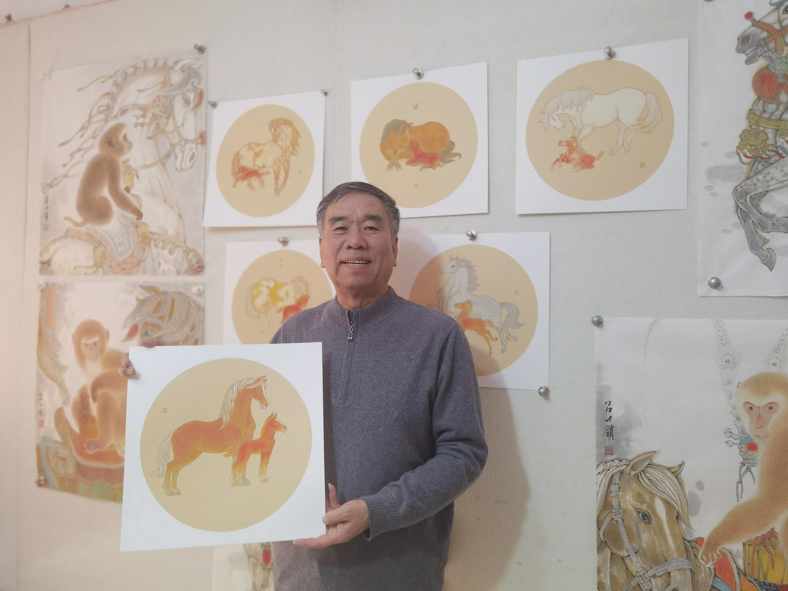 山西师范大学美术学院副教授吕思明展示其创作的国画《红马宝宝迎新岁》作品,恭贺马年新春。王强 摄