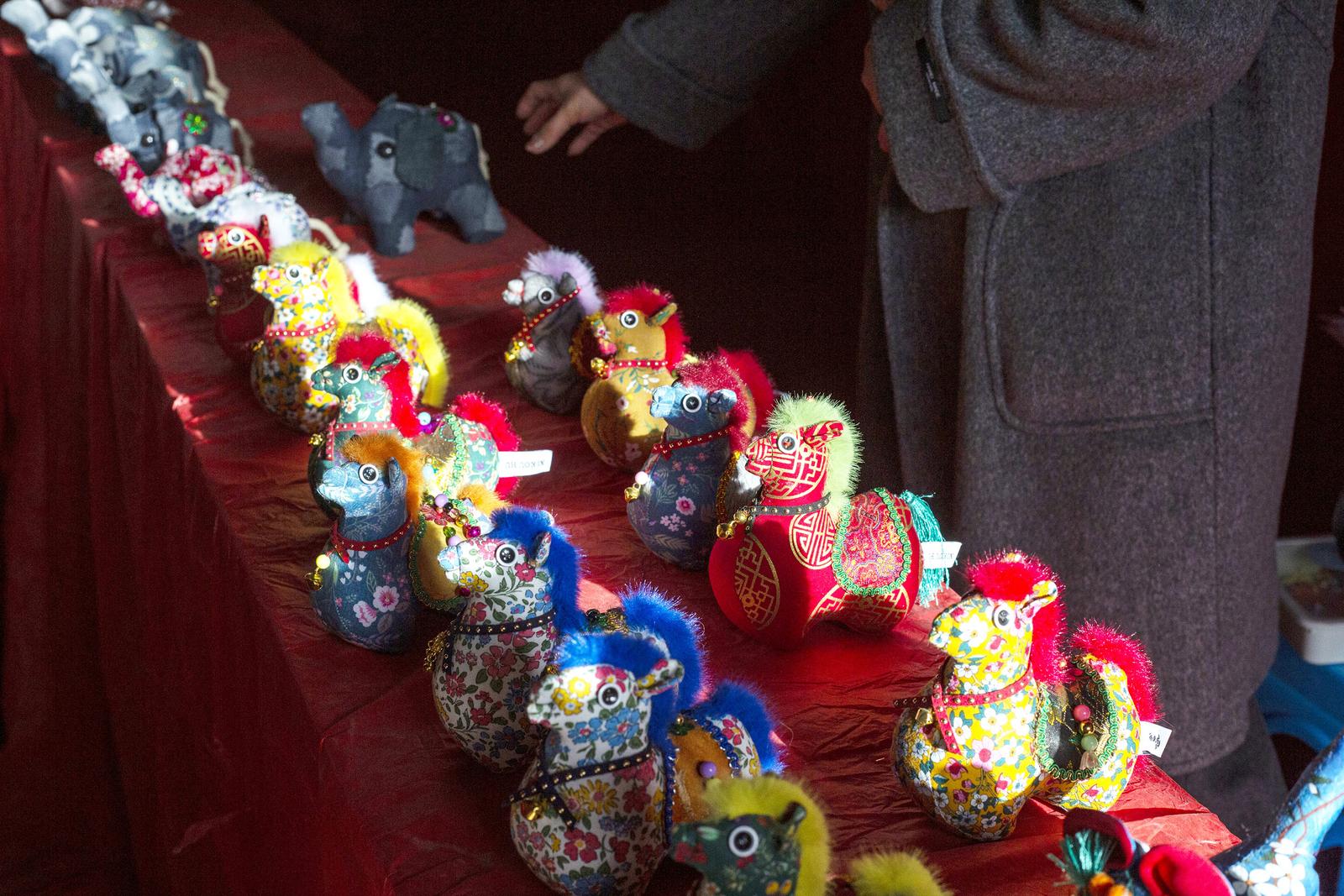 2月19日,朔州右玉县右卫艺术小镇非遗小店内,手工缝制的布马憨态灵动,针脚间藏着晋北非遗巧思,为马年新春添了满满民俗暖意。 樊晓东 摄