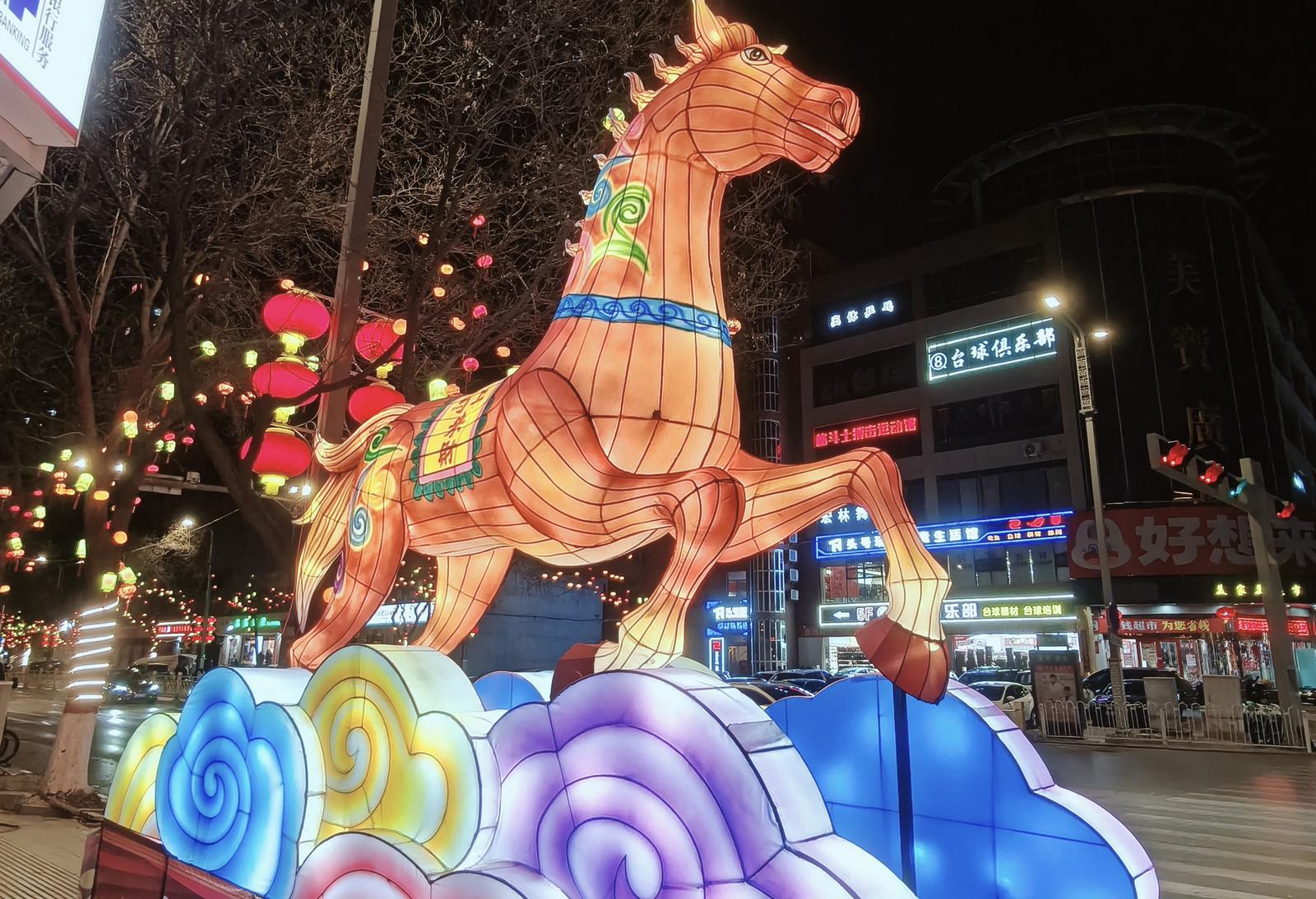春节期间,晋中市太谷区街头马踏祥云彩灯璀璨夺目。孙泰雁 摄