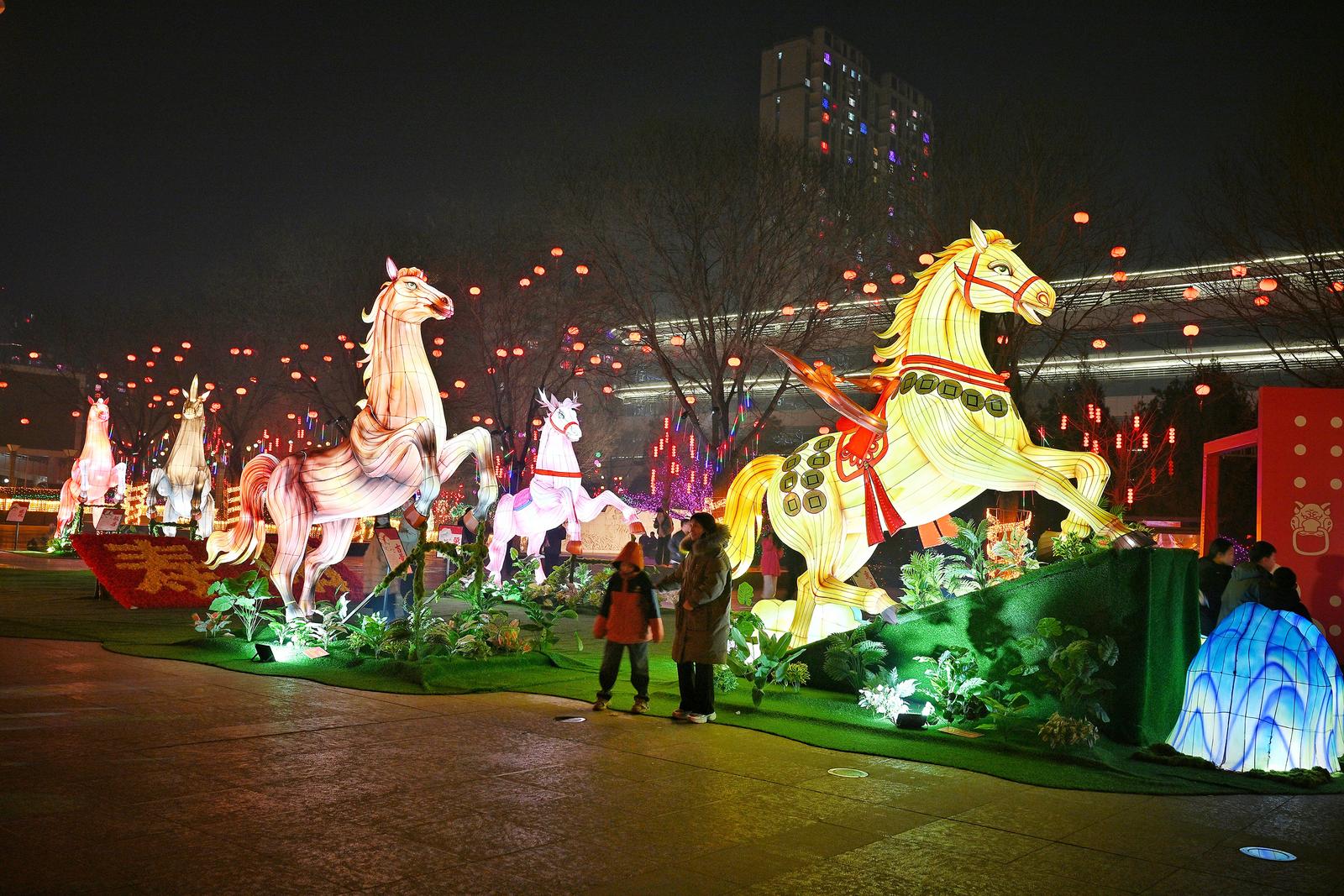 春节期间,市民打卡吕梁市寿阳县市民广场马年灯会“八骏图”。原海春 摄