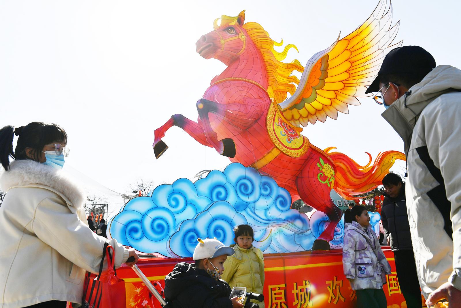 2月19日,太原动物园北门,“马上腾飞”造型引人注目。高万军 摄