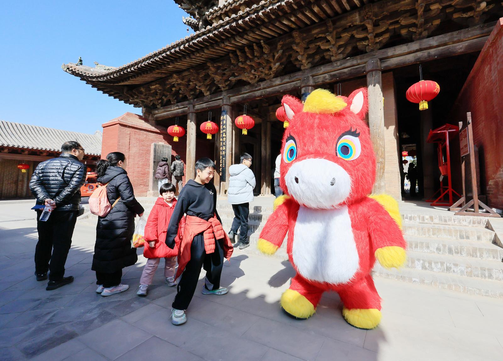 2月20日,运城市万荣县飞云楼景区吸引来自全国各地的游客前来参观。闫鑫 摄