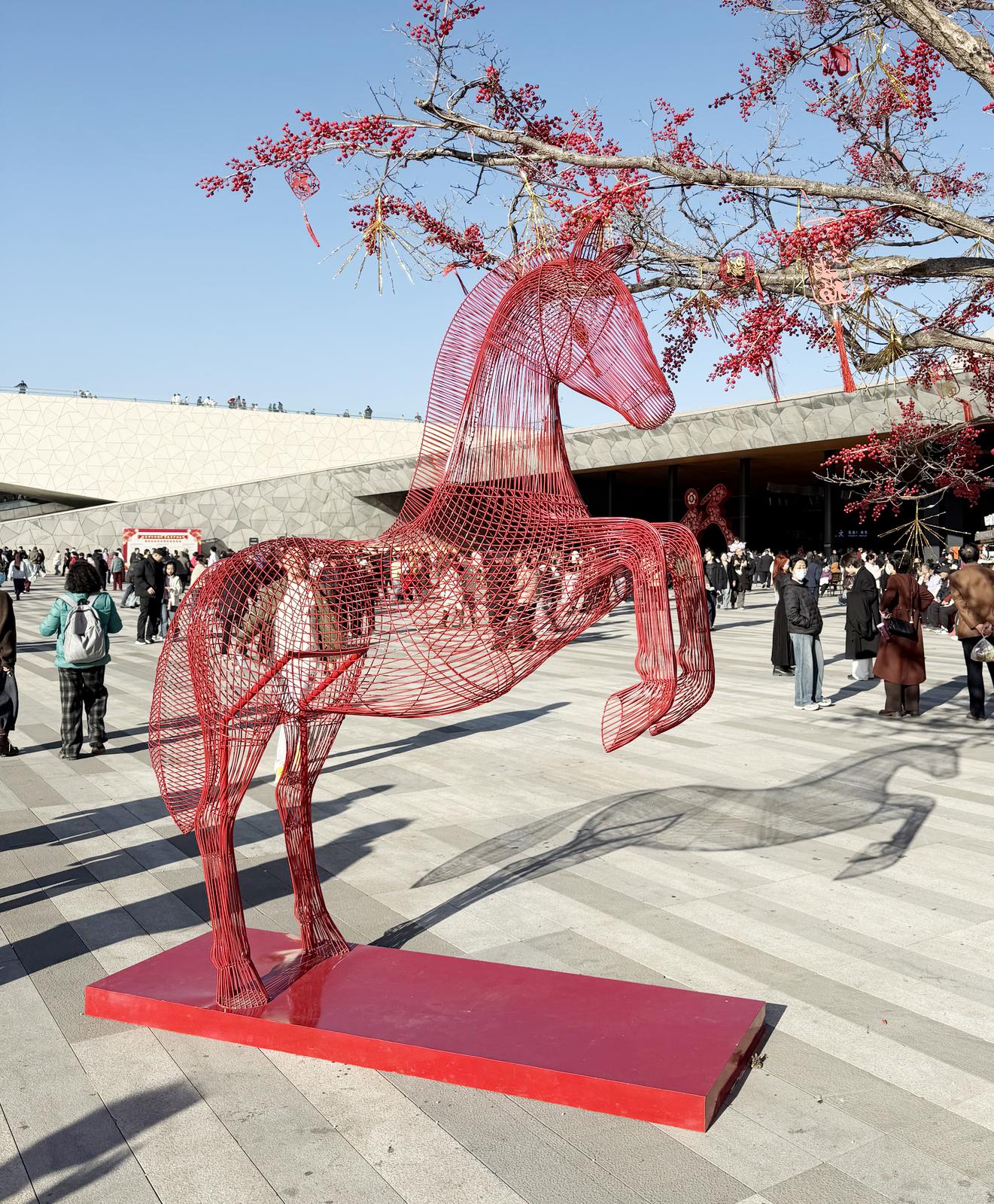 太原植物园里扬蹄奋进的红马喜气洋洋,满满的年味铺面而来。付宇林 摄