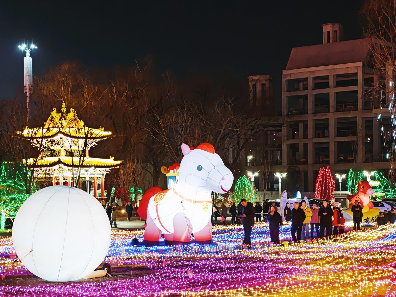 2月20日,太原市清徐清源水城新春灯展人气火爆,各式马元素花灯璀璨亮相,吸引众多市民游客前来观赏打卡。 王佳骏 摄