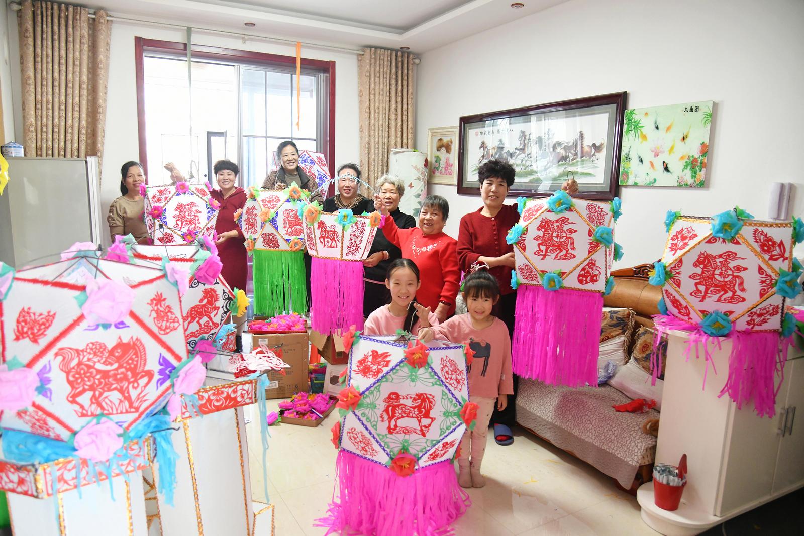 2月21日,阳泉市平定县宋家庄村居民赶制传统灯笼,将非遗剪纸生肖“马”元素完美融入其中。刘胜 摄