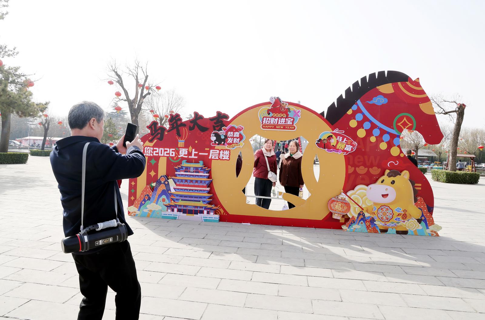 春节期间,运城市永济鹳雀楼景区以“马年纳福、名楼迎春”为主题,精心打造马年主题展板、沉浸式互动打卡、全天候民俗演艺等系列活动,将黄河文化、名楼底蕴与新春年味深度融合,吸引八方游客登高赏景、打卡留影、乐享民俗。陈春明 摄