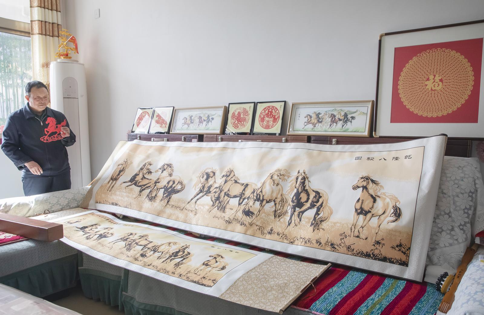 2月21日,在运城市芮城非遗传承人苏世忠展示套色剪纸力作《八骏马》。这幅作品不仅是非遗技艺的生动展现,更寄托了对马年吉祥如意、奋蹄腾飞的美好祝福。 荆亚锋 摄