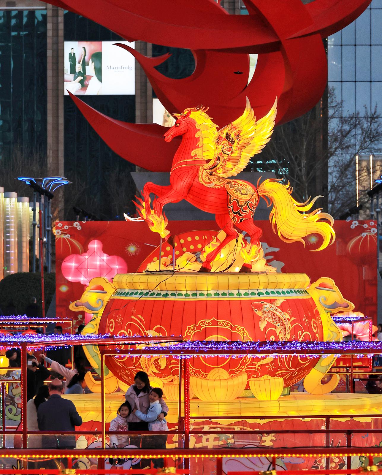 马年新春,运城市盐湖区腾飞的天马彩灯流光溢彩,市民游客在此驻足观赏、拍照留念。雷建民 摄