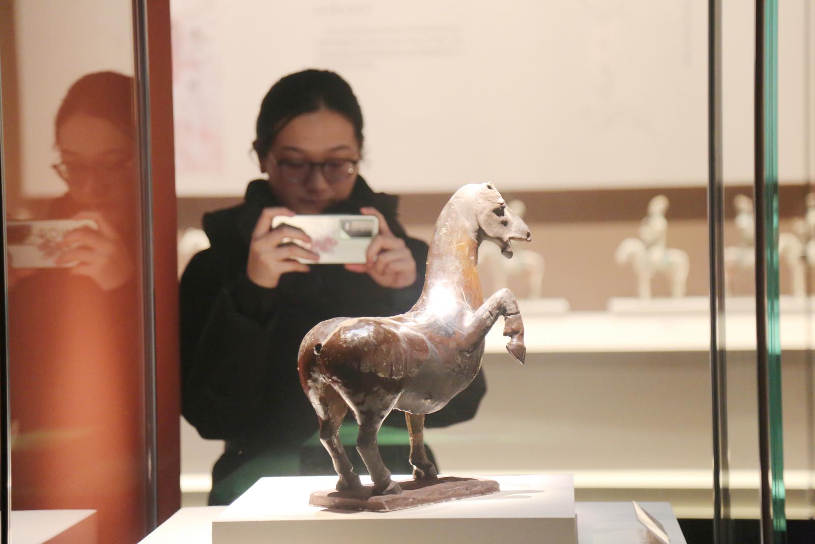2月20日,游客在山西博物院参观相马特展,展览汇集近200件与马相关的文物珍品。李红 摄