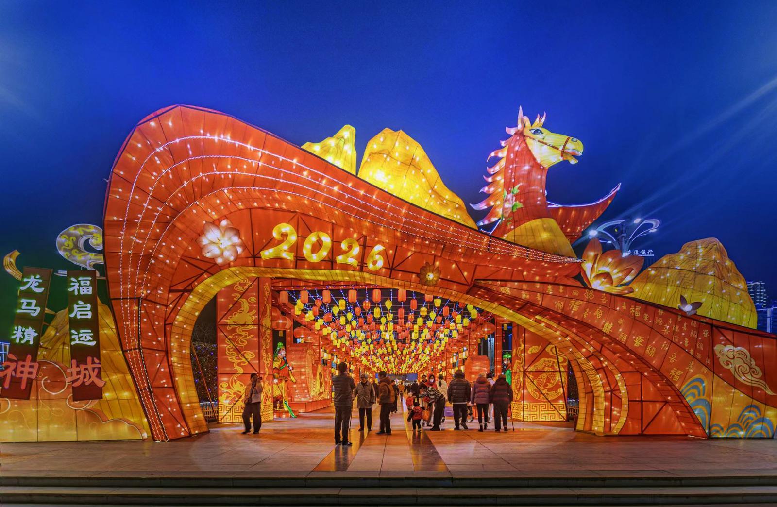 春节期间,运城市南风广场以“龙马精神”为主题的灯组璀璨亮灯,营造出浓厚的节日氛围。杨建峰 摄