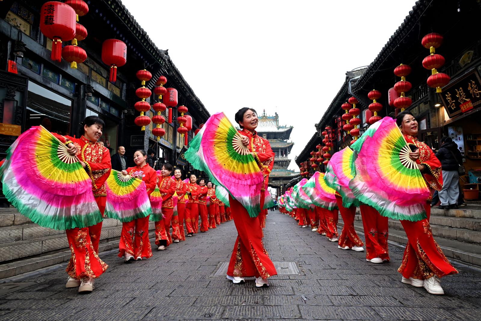 3月2日,晋中平遥古城明清街进行民俗表演,非遗社火让游人感受到了浓浓的年味。 张永红 摄