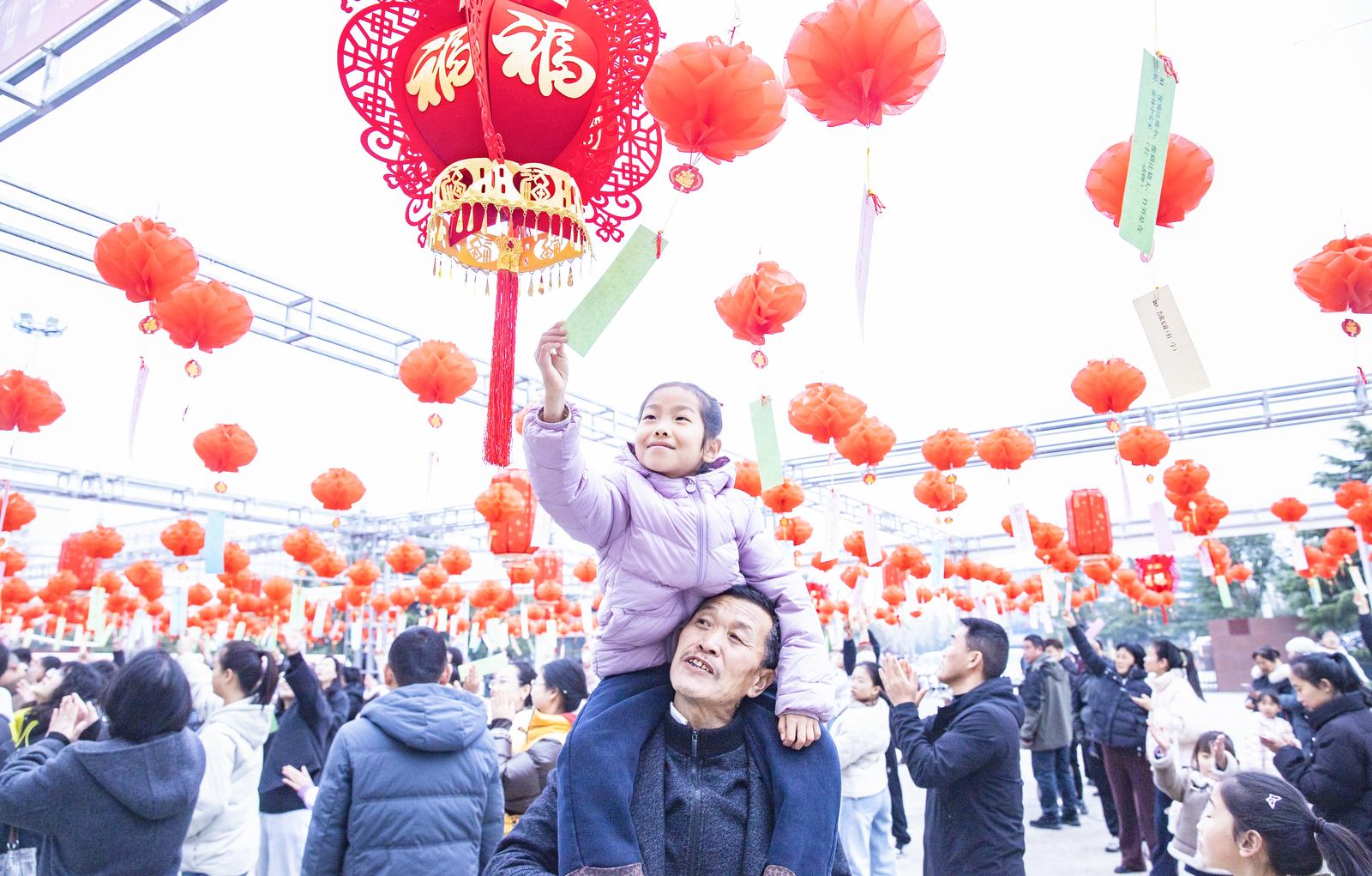 3月3日,运城市夏县举办猜灯谜活动,现场悬挂起800条涵盖字谜、成语、生活百科等多种类型的灯谜,广大市民与读者踊跃参与。 姚中吉 摄