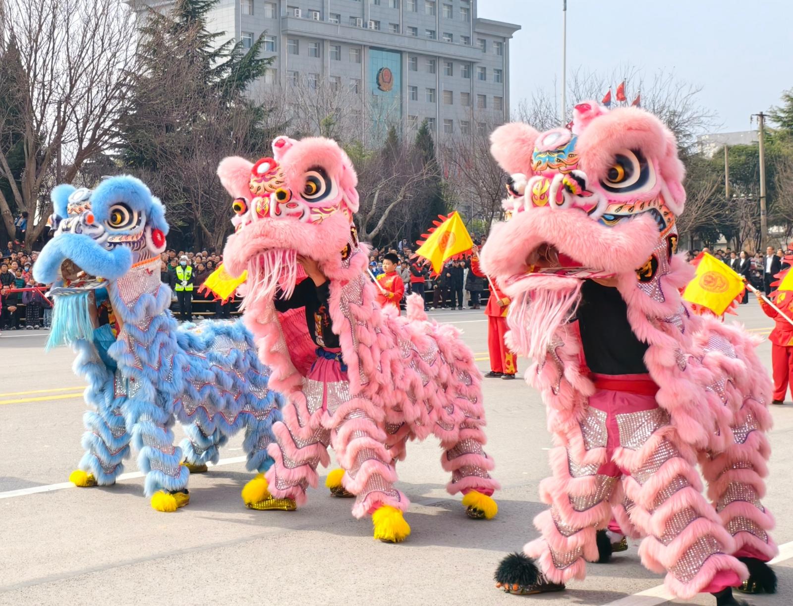 3月3日,运城市平陆县举办元宵节非遗民俗巡游活动,热闹非凡。 郝健 摄