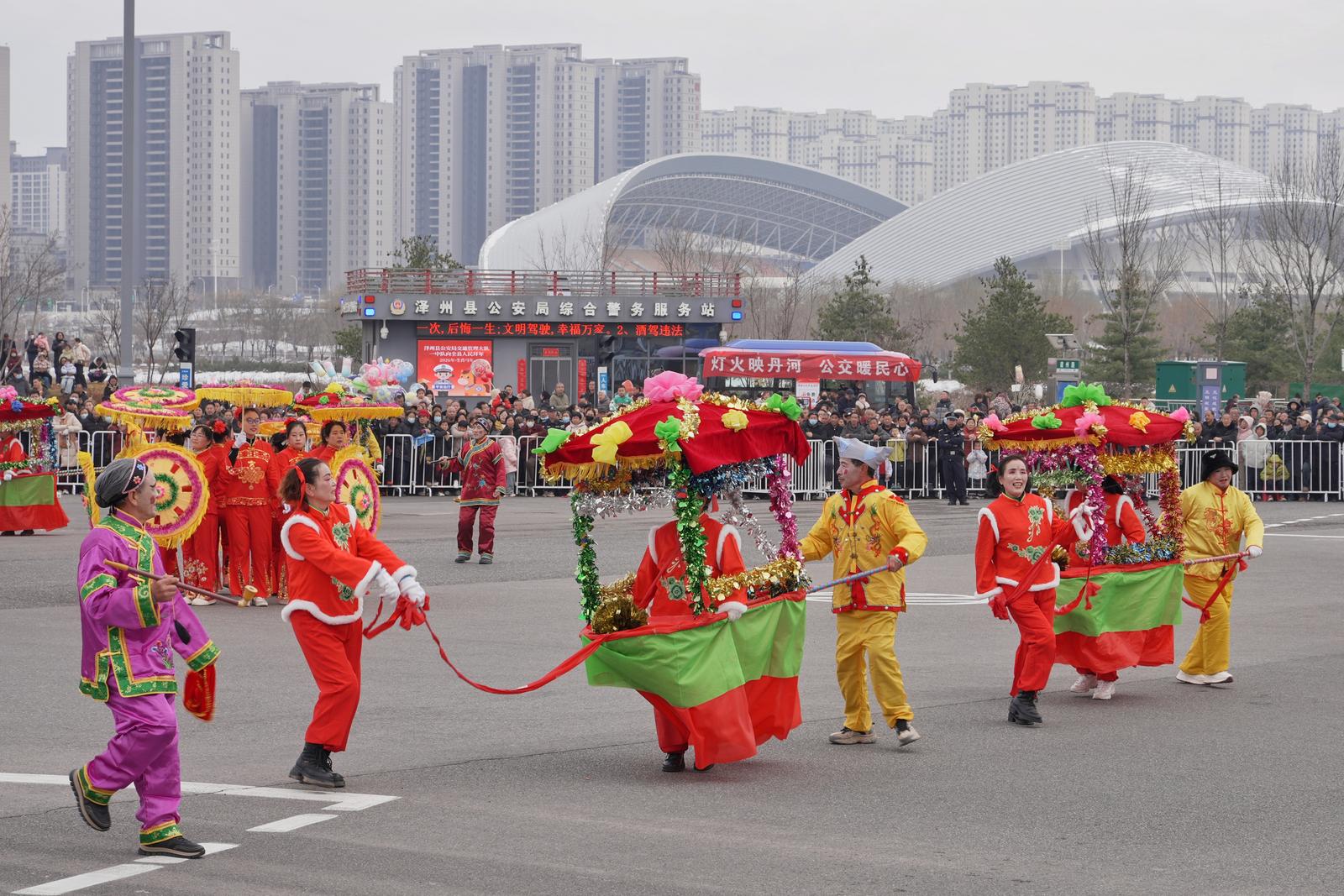 3月2日,晋城市泽州县在丹河新城举办民间社火巡游活动。 禹成炎 摄