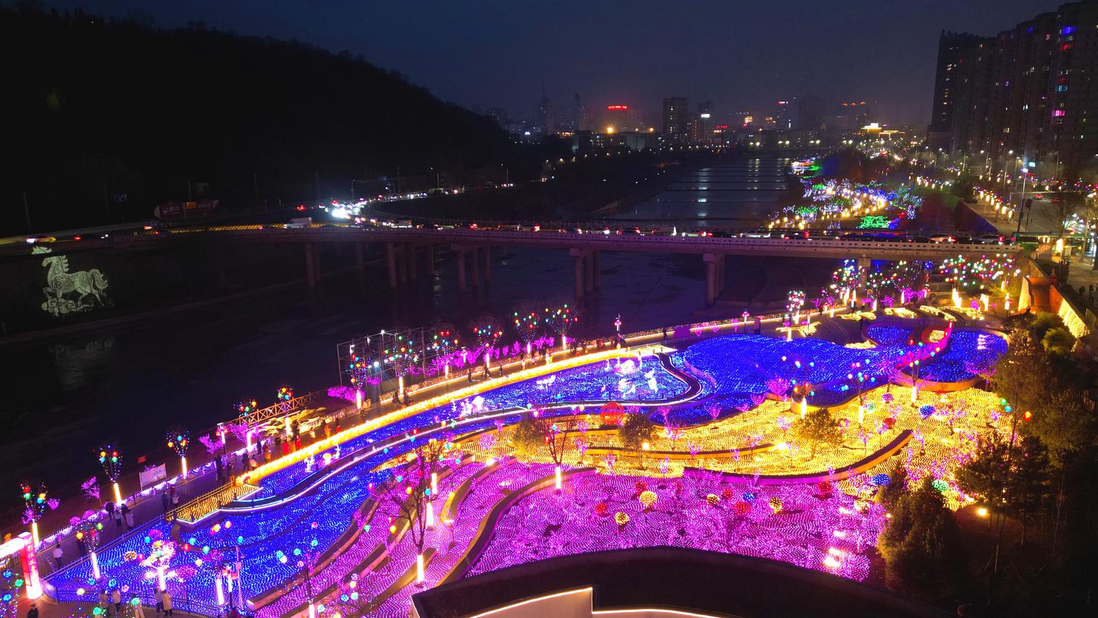 3月3日,阳泉市2026桃河灯会璀璨夺目,这场光影盛宴点亮一座城,为市民与游客献上具有浓浓年味的节日文化大餐。 刘胜 摄