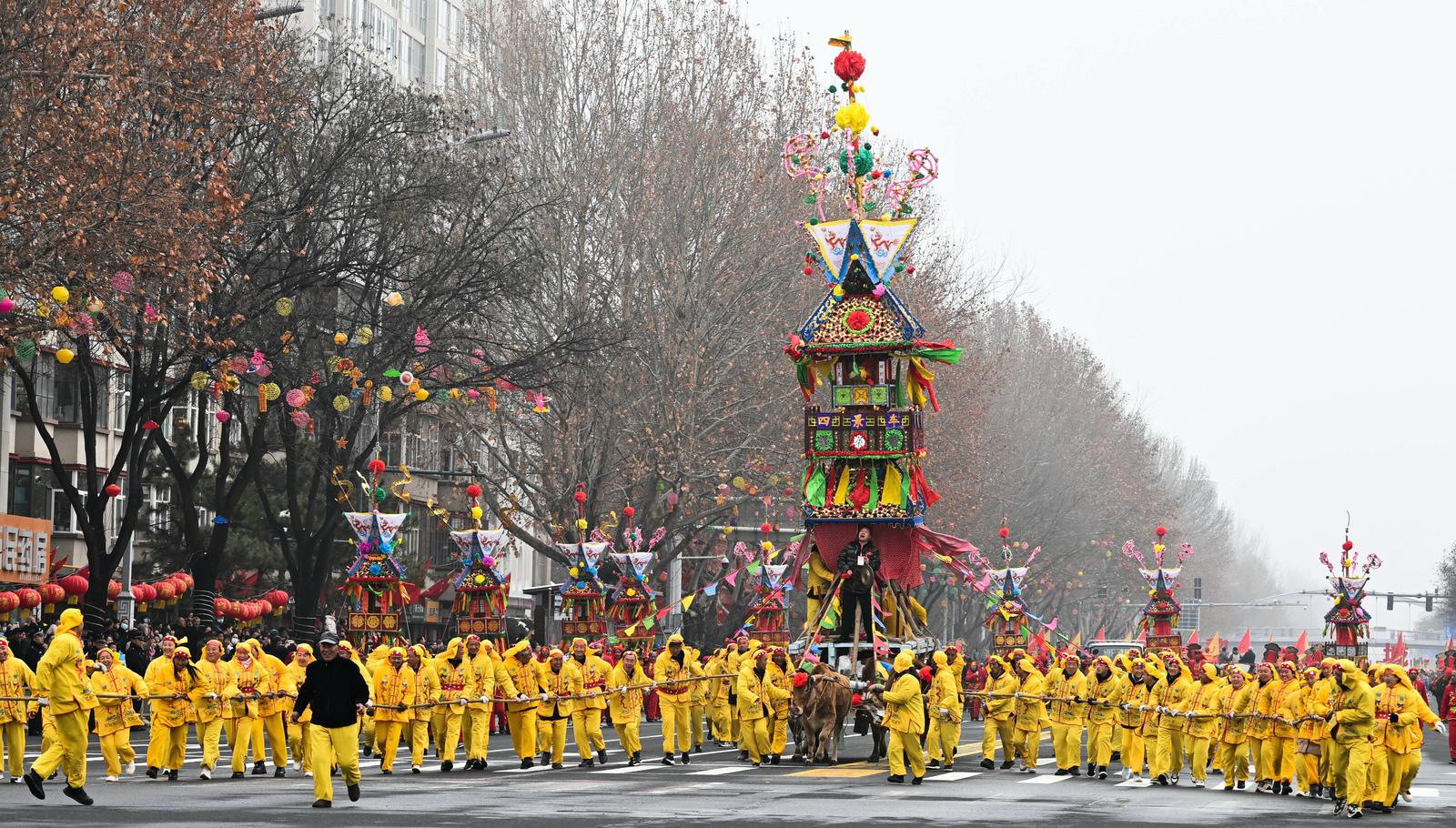 3月3日,长治市举办“金马奔腾闹元宵”民间非遗文艺展演,各类特色民俗社火节目精彩亮相。 张永清 摄